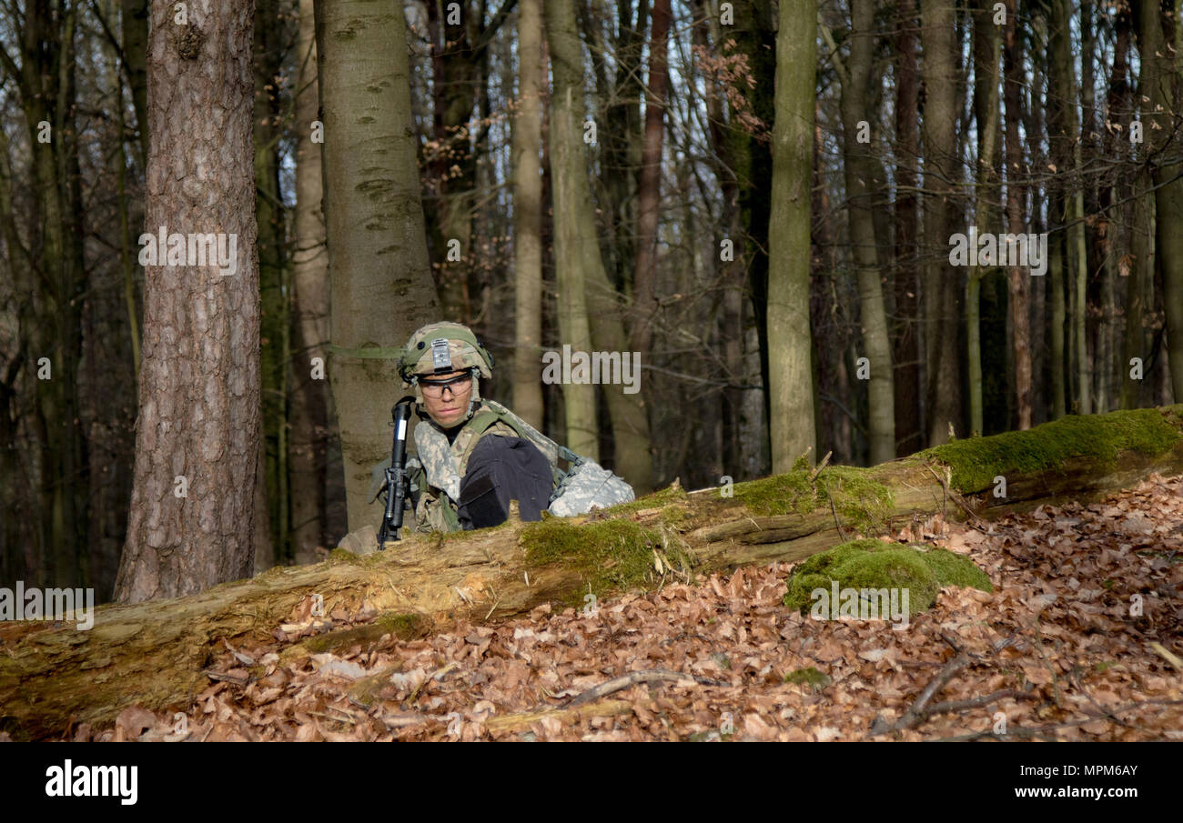 Mitglieder von Bull Truppe, 1 Staffel, 2. Kavallerie eine multinationale Streitmacht kann während der Teilnahme an einer schnellen Bereitstellung Übung während der Alliierten Geist VI bei Joint Multinational Readiness Center, Hohenfels, Deutschland, 25. März 2017. Bull Truppe, 1 Staffel, 2. Kavallerie ist ein Regimental bereit Aufgabe Kraft, die in der Lage ist, überall in Europa mit in 96 Stunden bereitstellen. Allied Geist VI ist eine 7th Army Training Befehl, U.S. Army Europe - Regie multinationale Übung. (U.S. Armee Foto von Sgt. William Frye) Stockfoto