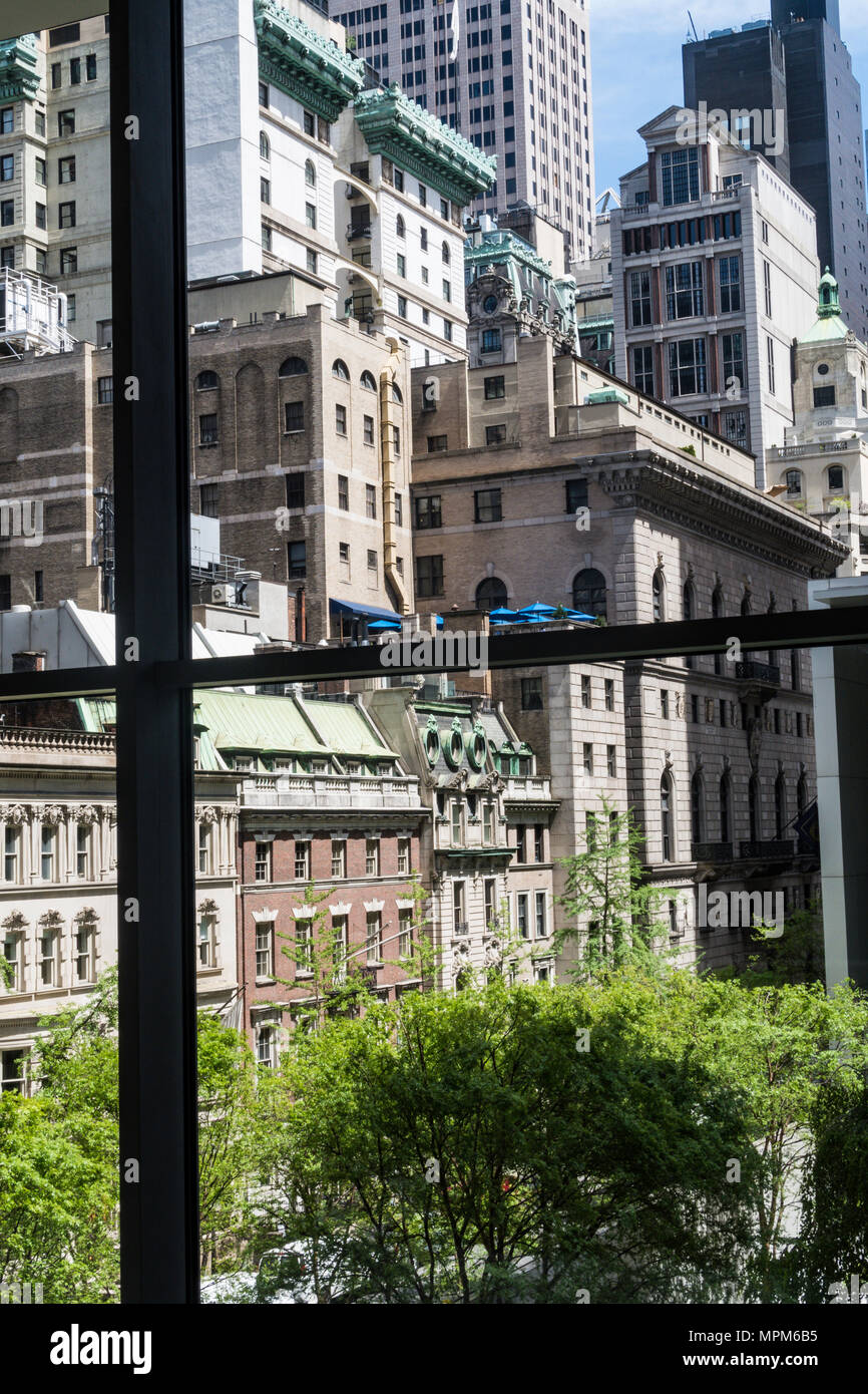 Blick aus Fenster im Museum für Moderne Kunst, Abby Aldrich Rockefeller Sculpture Garden, NYC Stockfoto