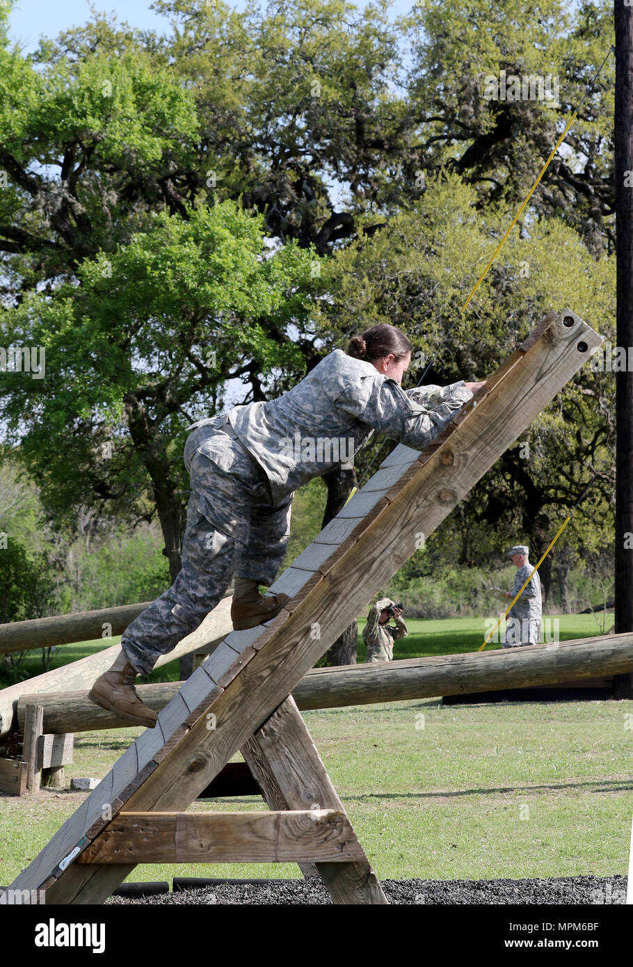 Armee finden Staff Sgt. Justine Bottorff, Herkimer, New York, native und Drill Sergeant mit Echo Company, 2-389 th Infanterie Regiment, 3. Brigade, 98th Abteilung Weiterbildung (erster Eintrag), navigiert ein Hindernis bei der 108 Ausbildung Befehl (IET) 2017 Unteroffizier des Jahres Wettbewerb im Camp Bullis, Texas, March 19-24. Bottorff gewann den Titel von 98Th Abteilung Weiterbildung (IET) Drill Sergeant des Jahres. (U.S. Armee finden Foto von Maj. Michelle Lunato/freigegeben) Stockfoto