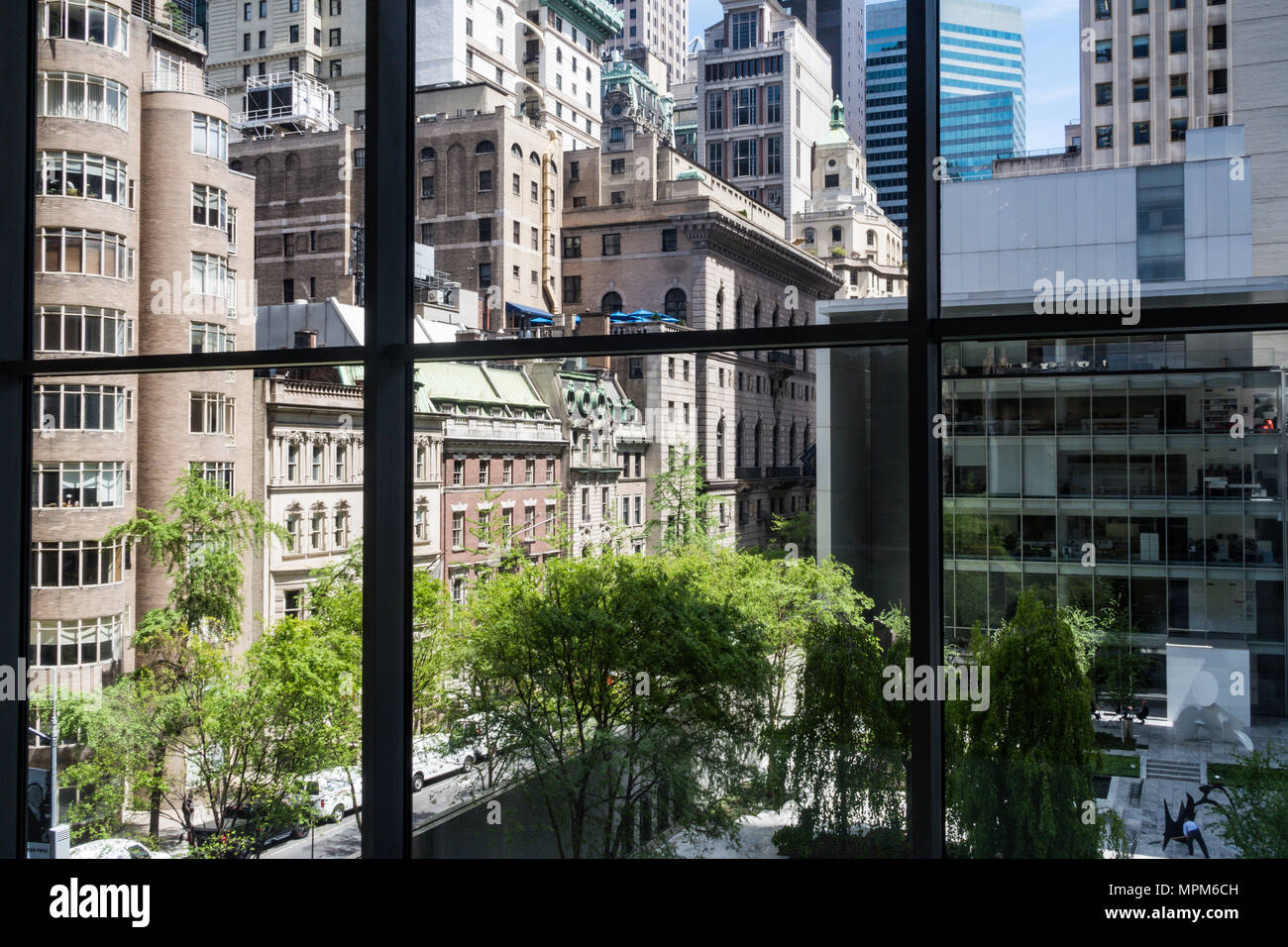 Blick aus Fenster im Museum für Moderne Kunst, Abby Aldrich Rockefeller Sculpture Garden, NYC Stockfoto