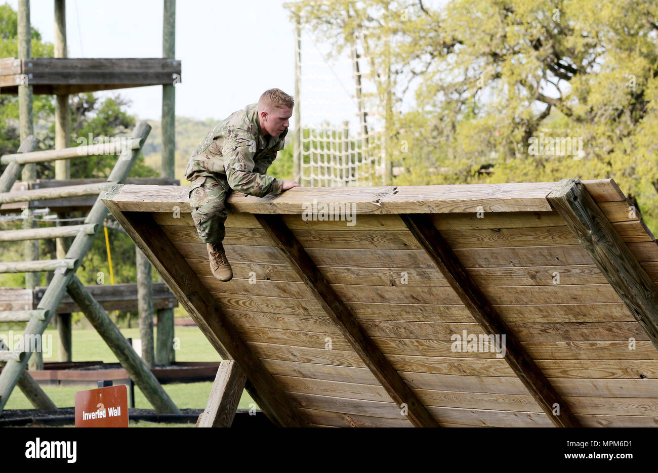 Armee finden Staff Sgt. Adam Speck, ein Davisburg, mich heimisch und Infanteristen mit 334 Infanterie Regiment, 1.BATAILLON, 3. Brigade, 95 Abteilung Weiterbildung (erster Eintrag), manuevers über eine umgekehrte Wand Hindernis im Camp Bullis März 21, 2017 als Teil der 108 Ausbildung Befehl (IET) 2017 besten Krieger Wettbewerb. Als Citizen-Soldier, Speck geehrt ist ein "Teil einer Gemeinschaft, die bereit ist, zu implementieren und zu verlassen Lieben hinter sich, wenn das Land ist, die Hilfe benötigen." (U.S. Armee finden Foto von Maj. Michelle Lunato/freigegeben) Stockfoto