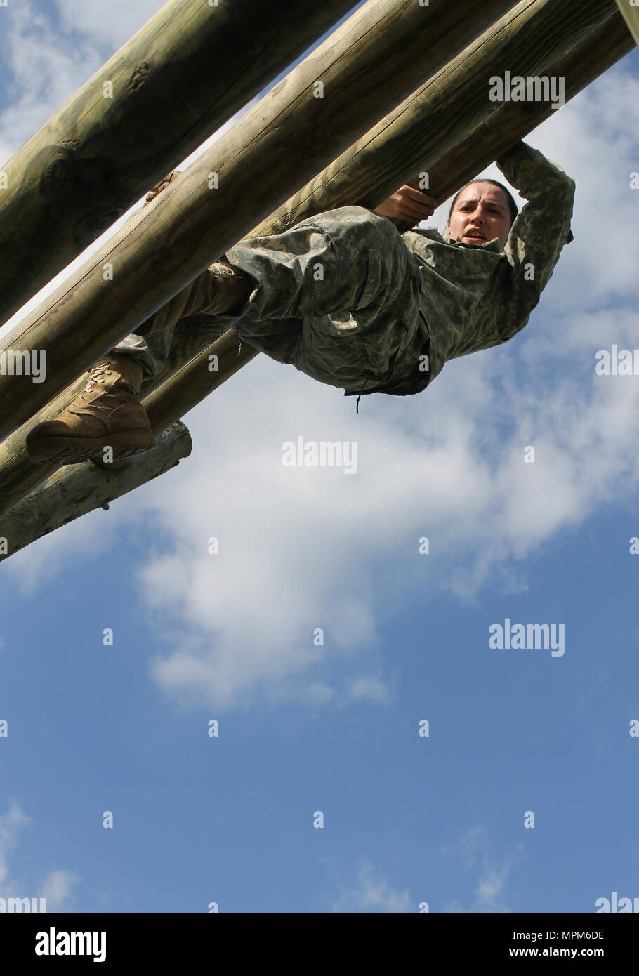 Armee finden Staff Sgt. Justine Bottorff, Herkimer, New York, native und Drill Sergeant mit Echo Company, 2-389 th Infanterie Regiment, 3. Brigade, 98th Abteilung Weiterbildung (erster Eintrag), navigiert ein Hindernis bei der 108 Ausbildung Befehl (IET) 2017 Unteroffizier des Jahres Wettbewerb im Camp Bullis, Texas, March 19-24. Bottorff gewann den Titel von 98Th Abteilung Weiterbildung (IET) Drill Sergeant des Jahres. (U.S. Armee finden Foto von Maj. Michelle Lunato/freigegeben) Stockfoto