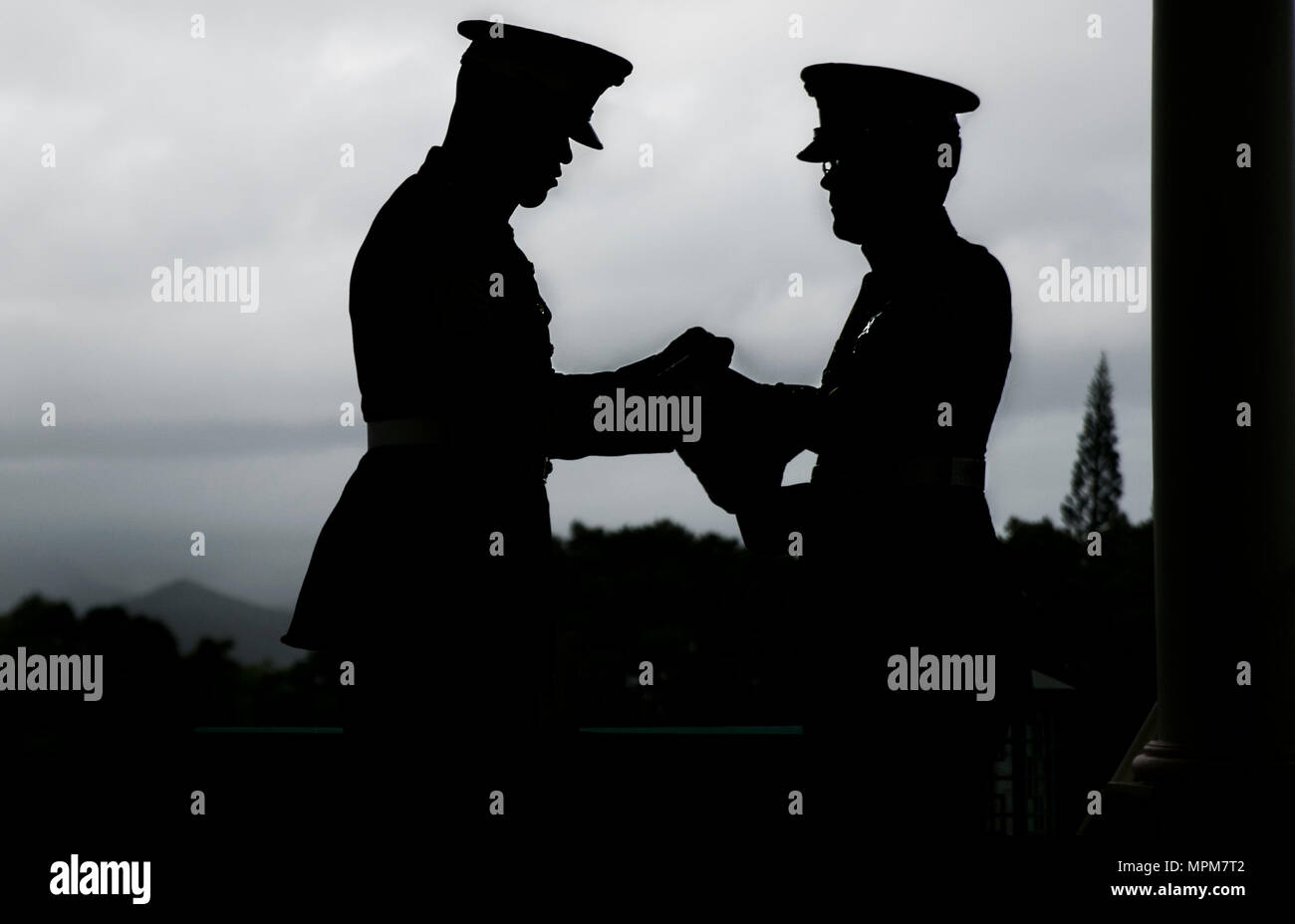 Staff Sgt. Kendrix D. Graham und Sgt. Michael J. schwarzen Falten eine amerikanische Flagge während der trauerfeier der pensionierten Marine Col. Vincil W. Hazelbaker, an der Hawaiianischen Memorial Park Friedhof am 24. März 2017. Nach der Zeremonie, Hubschrauber von MAG-24 führte eine fehlende Mann Formation, die eine Antenne salute während ein Flypast von Flugzeugen an einer Gedenkfeier durchgeführt, in der Regel in Erinnerung an einen gefallenen Piloten. Hazelbaker war ein Marine Piloten, im Militär für 34 Jahre gedient. Während seines Dienstes, flog er mehr als 680 Einsätze und erwarb die Marine Kreuz für seine außerordentlichen Heldenmut d Stockfoto