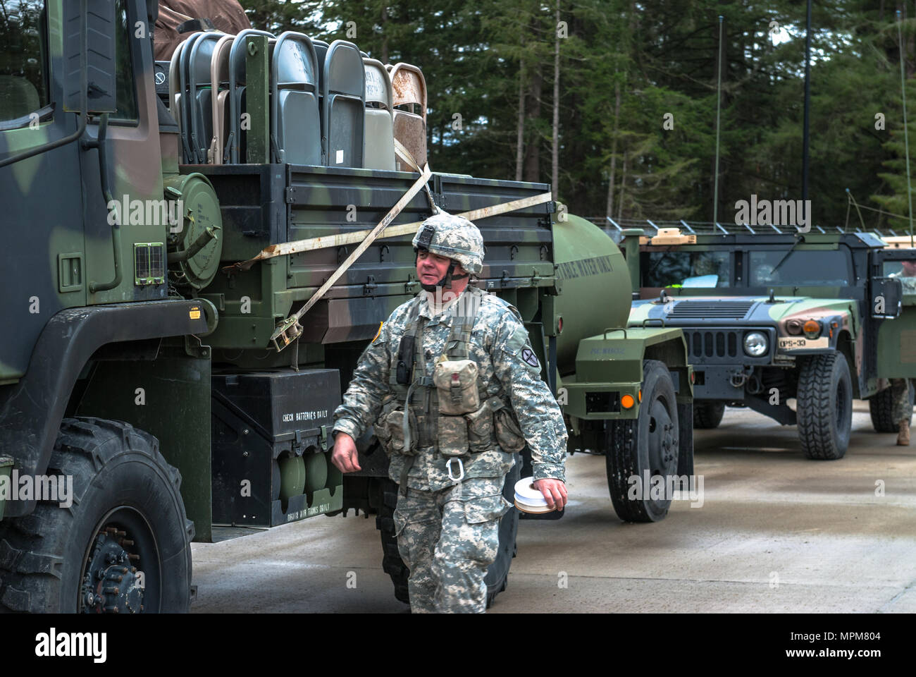 Sgt. Maj. Roy B. Smith prüft Fahrzeuge innerhalb der 301 Manöver Verbesserung Brigade motor Pool an Joint Base Lewis-McChord, Washington, 12. März 2017. Soldaten der 301. Manöver Verbesserung der Feuerwehr ging durch eine Reihe von Manöver- und Mobilität übungen Bereitstellungsbereitschaft zu gewährleisten und die Fähigkeit der Brigade auf Befehl und Kontrolle in einem taktischen zeigen. (U.S. Armee finden Foto von SPC. Sean F. Harding/Freigegeben). Stockfoto