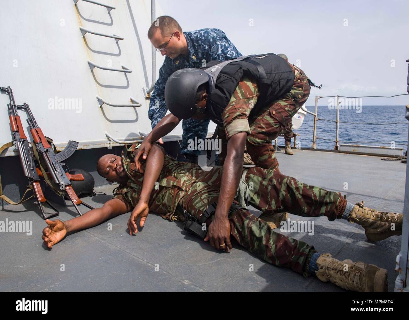 170326-N-GP 524-275 Cotonou, Benin (26. März 2017) US Navy Chief Hospital Corpsman Cory Butler bewertet medizinische Verfahren Benin Seeleute während eines Besuchs, Board, Durchsuchung und Beschlagnahme bohren an Bord der französischen Fregatte E.V. Jacoubet (F794) während der Übung Obangame Express 2017, 26. März 2017. Obangame Express, durch US Africa Command gefördert, ist entworfen, um die regionale Zusammenarbeit, den maritimen Bereich Sensibilisierung, Information-sharing-Praktiken zu verbessern, und Taktische verbot Expertise der kollektiven Fähigkeiten des Golfs von Guinea und an der westafrikanischen Ländern zu verbessern Meer zu der zählerbasierten illi Stockfoto