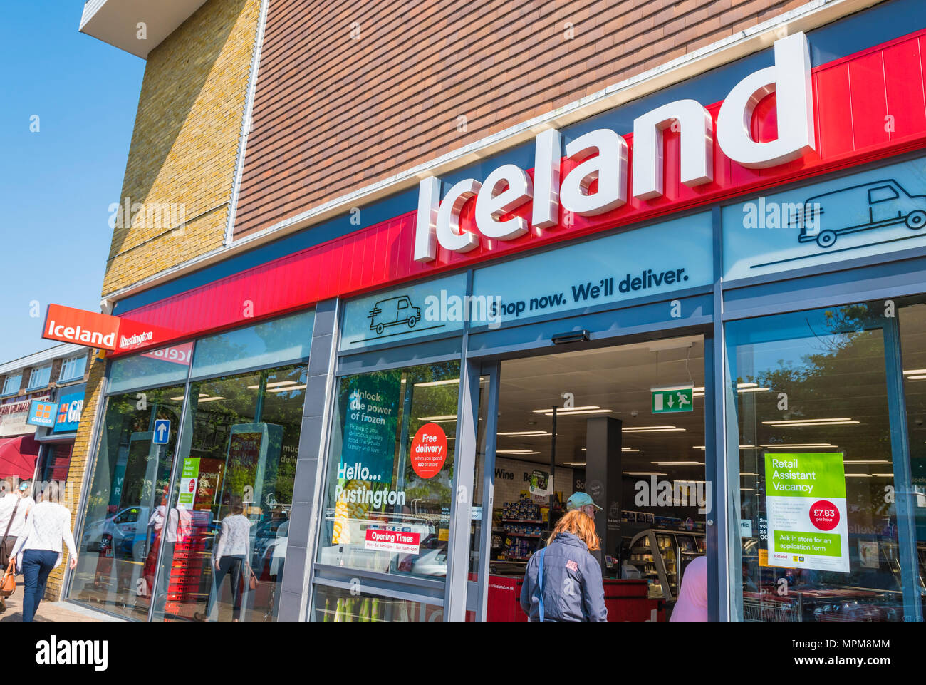 Island Supermarkt shopfront in Rustington, West Sussex, England, UK. Island storefront Shop Eingang. Stockfoto