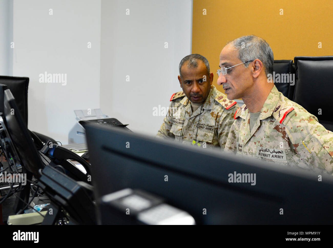 Kuwait Armee Brig. Gen. Waleed Alobaidi und Generalmajor Waleed Al Sardi diskutieren simulierten Ereignissen, Krisen und asymmetrischen Bedrohungen, 27. März 2017, während der übung Eagle Lösen in Kuwait. Alobaidi und AL Sardi dienen als Senior Group Vertreter für die Ausübung gemeinsamer Operationen während der post-Befehl Fitness Center. Die Übungen die Fähigkeit des Teilnehmers als Combined Joint Task Force Headquarters Personal zu reagieren. Übung Eagle lösen, ist der Premier USA multilaterale Übung innerhalb der Arabischen Halbinsel. Seit 1999, Eagle Lösen hat das führende Engagement zwischen geworden Stockfoto