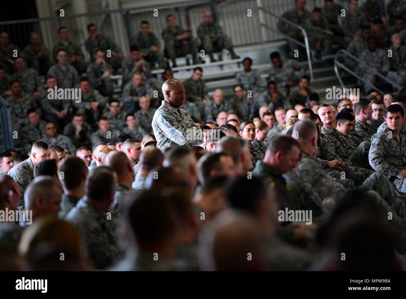 Chief Master Sgt. der Air Force Kaleth O. Wright, besuche Whiteman Air Force Base, Calif., für ein Gespräch, in dem er mit Hunderten von Flieger seine strategischen Nachrichten am 17. März 2017 sprach. Wright nahm Fragen aus einem Dutzend Flieger, angefangen von der Politik in die Lebensqualität. Chief Master Sgt. Kaleth O. Wright ist der 18 Chief Master Sergeant der Luftwaffe. Das Büro des Chief Master Sergeant der Luftwaffe stellt die höchste Ebene der Führung eintrug, gibt die Richtung für die ausgehuniform Korps und vertritt ihre Interessen in der amerikanischen Öffentlichkeit und alle Ebenen der Regierung Stockfoto