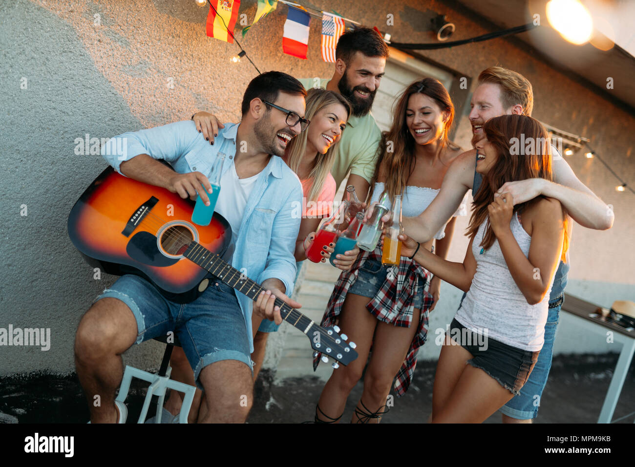 Freunde Spaß und trinken Cocktails Außenpool auf der Dachterrasse zusammen erhalten Stockfoto
