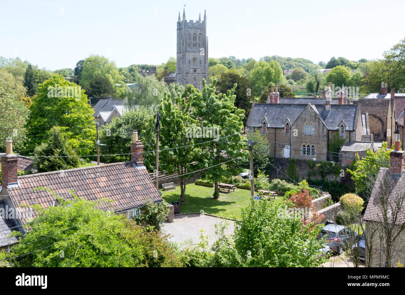 Blick über die Stadt historische Gebäude Kirche, Bruton, Somerset, England, Großbritannien Stockfoto