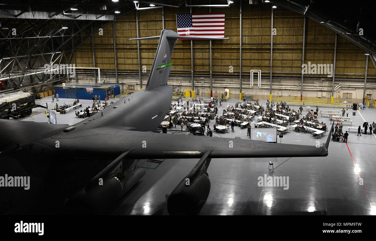 Mehr als 500 Mitarbeiter der US Air Force und Familienangehörige nahmen am 24. März 2017 am Logfest 2017 auf der Joint Base Lewis-McChord teil. Die Veranstaltung feierte die Nominierten für den Knucklebuster Award und würdigte außergewöhnliche Betreuer, Logistiker und Airmen für ihren Beitrag zur Flugzeugwartung und Betriebsunterstützung. Die Teilnehmer engagierten sich für Networking, soziale Interaktion und Wertschätzung des Service und betonten Teamarbeit, Professionalität und Engagement für die Einsatzbereitschaft innerhalb der 62. Wartungsgruppe und der 627. Air Base Group. Stockfoto