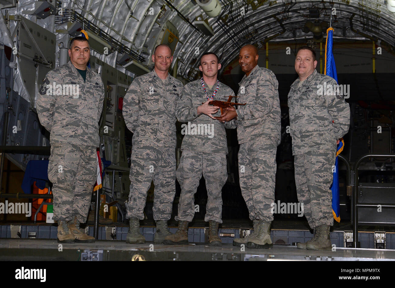 Der Top Knucklebuster Award wurde am 24. März 2017 an einen herausragenden Airman der 627th Logistics Readiness Squadron auf dem Logfest 2017, Joint Base Lewis-McChord verliehen. Der von Peer nominierte Preis würdigt außergewöhnliche Leistung, Professionalität, Charakter und Beiträge zur Flugzeugwartung, zum logistischen Betrieb und zur Unterstützung von Missionen. Bei der Zeremonie werden die Erfolge der Airmen in der 62. Wartungsgruppe und der 627. Air Base Group hervorgehoben, wobei Teamarbeit, Führungsstärke und hervorragende Einsatzbereitschaft gefördert wurden. Stockfoto