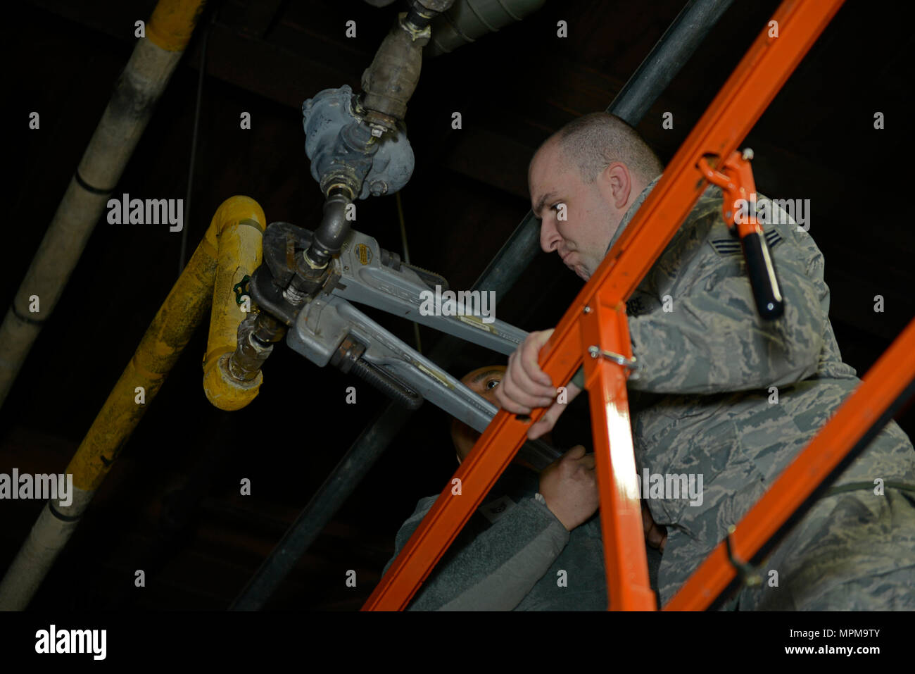 Us Air Force Senior Airman Jake Tipton, Heizung Lüftung Klimaanlage/Kältemittel Geselle, 773 Tiefbau Squadron, Reparaturen ein Dampf Pumpe in einem Lagerhaus auf einer gemeinsamen Basis Elmendorf-Richardson, 22. März 2017. Tipton, zusammen mit Crewmitglieder, sind in der Lage, eine große Auswahl an Fragen innerhalb der HVAC/R Bereich Instandsetzung durch Bestellung von Teilen oder der Herstellung von benutzerdefinierten Typ Teile in ihren Shop hier auf JBER. (U.S. Air Force Foto: Staff Sgt. Westin Warburton) Stockfoto