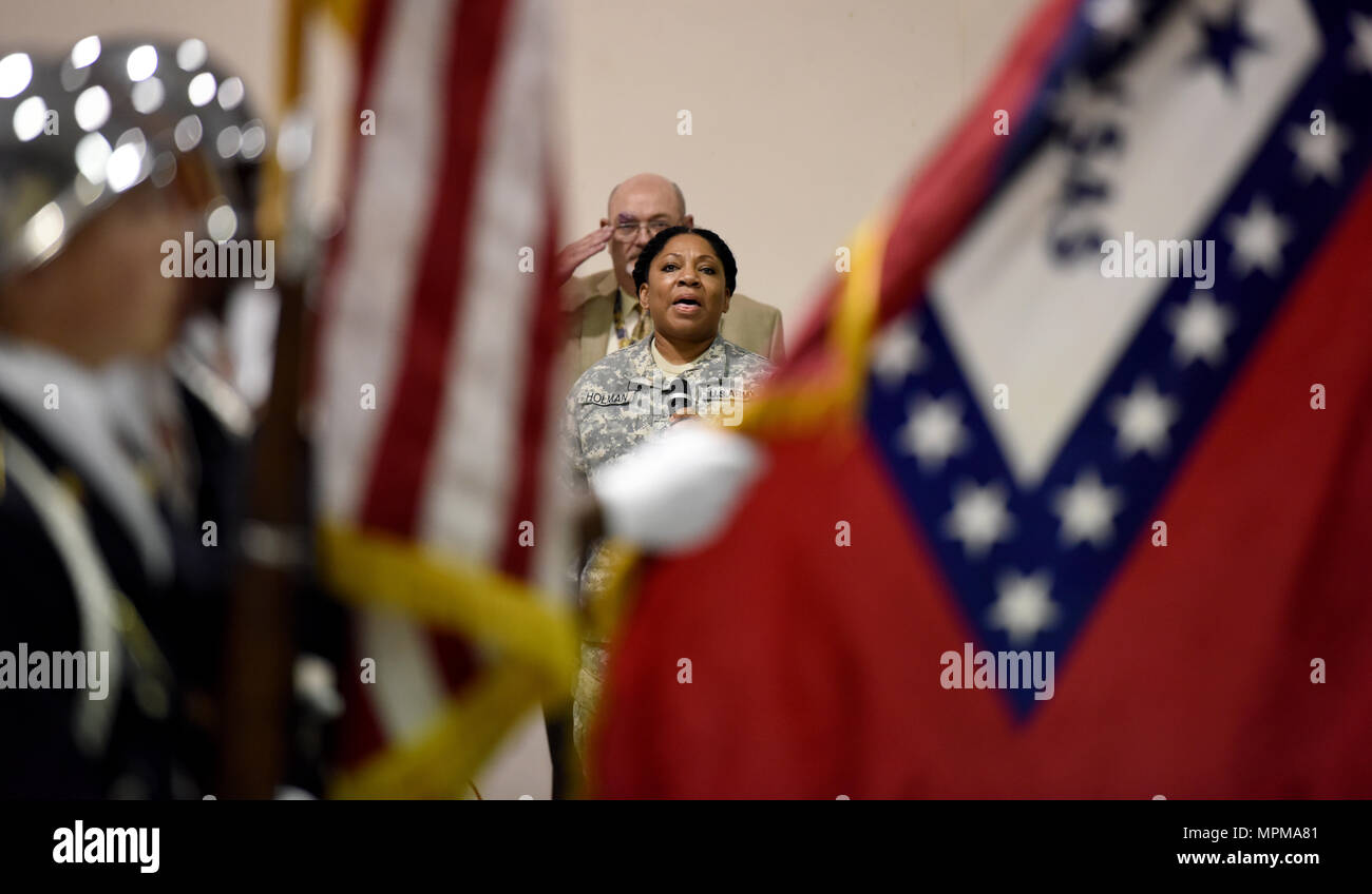 Staff Sgt. Tammy Holman, Personal nicht Offizier, Arkansas National Guard, singt die Nationalhymne an der 2. jährlichen Vietnam Krieg Gedenken Feier zu Ehren des 50. Jahrestags der Vietnam Veteranen aus dem Krieg heimkehrenden am Ft. Wurzeln VA Medical Center in North Little Rock, Arche, am 28. März. Stockfoto