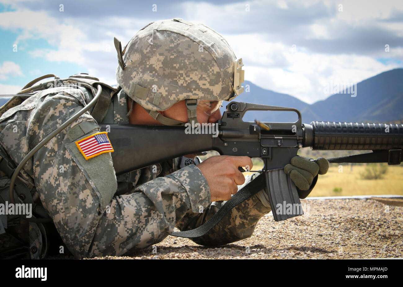 Armee finden Spc. Josue Mendez, eine Information Systems Techniker und heimisch in Stockton, Kalifornien, nach 319 Expeditionary Signal Bataillon zugeordnet, 335.- Signal (Theater) feuert eine M16 A2 Rifle auf Ziele downrange während ein Gewehr Qualifikation teil der Befehl am besten Krieger Wettbewerb 2017 in Fort Huachuca, Arizona, März 28. (Offizielle US-Armee Foto von Sgt. 1. Klasse Brent C. Powell) Stockfoto