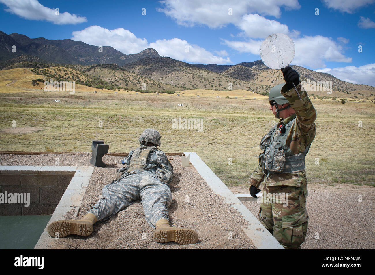 Armee finden Sgt. Christopher Elam (rechts) Ein multi-channel transmission operator, zu Unternehmen C zugeordnet, 98th Expeditionary Signal Bataillon, 335.- Signal (Theater), gibt das klare Signal an die Control Tower auf einem Gewehr Qualifikation als SPC. Josue Mendez, eine Information Systems Techniker und heimisch in Stockton, Kalifornien, nach 319 Expeditionary Signal Bataillon zugeordnet, 335 SC (T) bereitet eine M16 A2 Rifle an Zielen zu Feuer downrange während ein Gewehr Qualifikation teil der Befehl am besten Krieger Wettbewerb 2017 in Fort Huachuca, Arizona, März 28. (Offizielle US-Arm Stockfoto