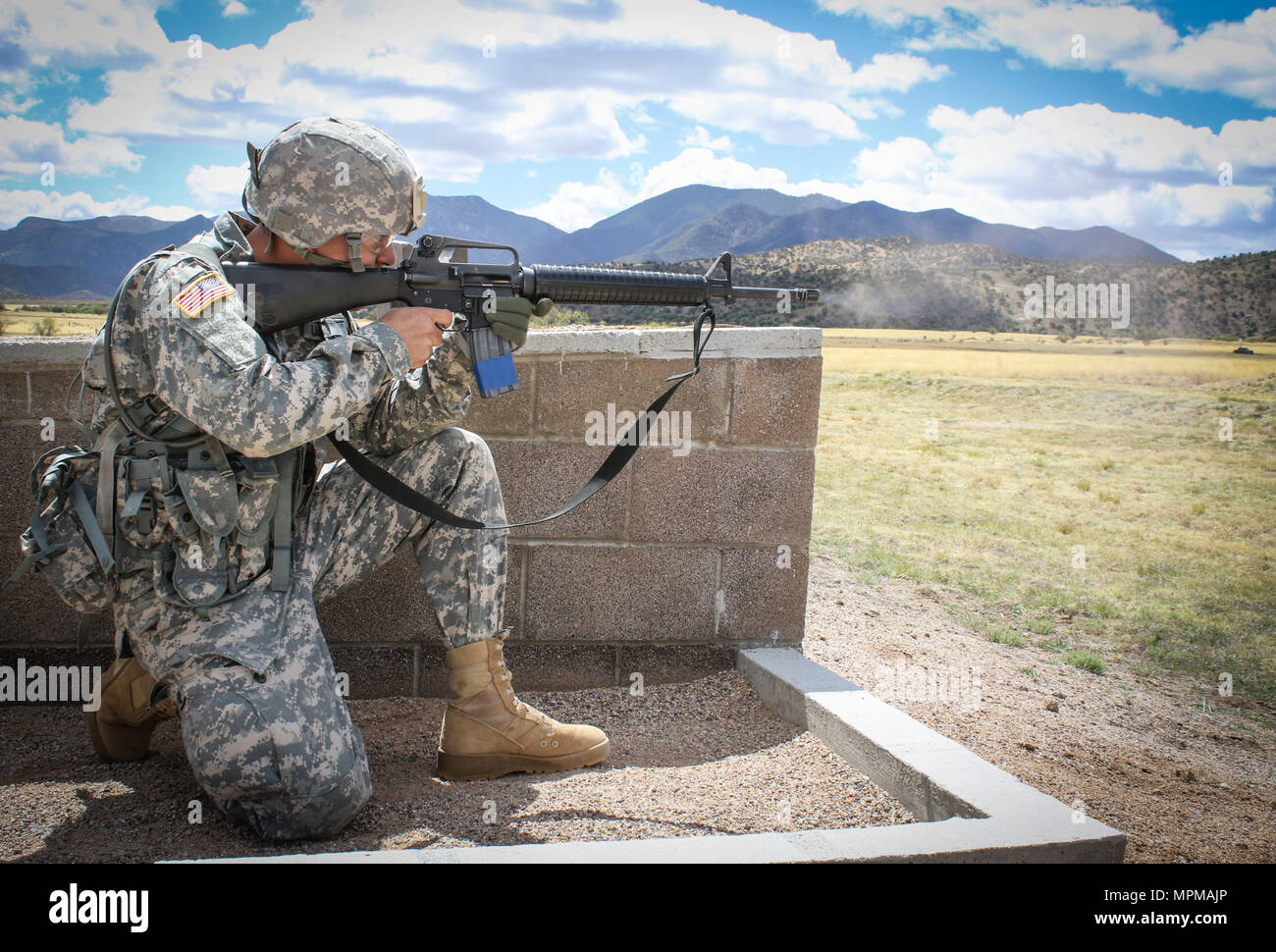 Armee finden Spc. Josue Mendez, eine Information Systems Techniker und heimisch in Stockton, Kalifornien, nach 319 Expeditionary Signal Bataillon zugeordnet, 335.- Signal (Theater) nimmt einen Schuß mit einem M16A2 Rifle auf Ziele bei einem Gewehr Qualifikation teil der Befehl am besten Krieger Wettbewerb 2017 in Fort Huachuca, Arizona, 28. März downrange. (Offizielle US-Armee Foto von Sgt. 1. Klasse Brent C. Powell) Stockfoto