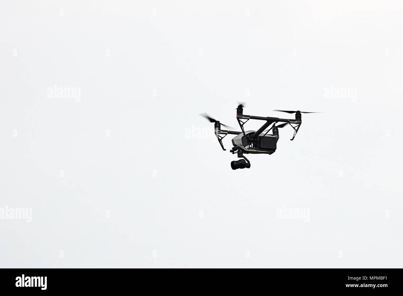 Professionelle drone Inspire 2 fliegen in den Himmel. 20.05.2018, Rostov Region, Russland Stockfoto