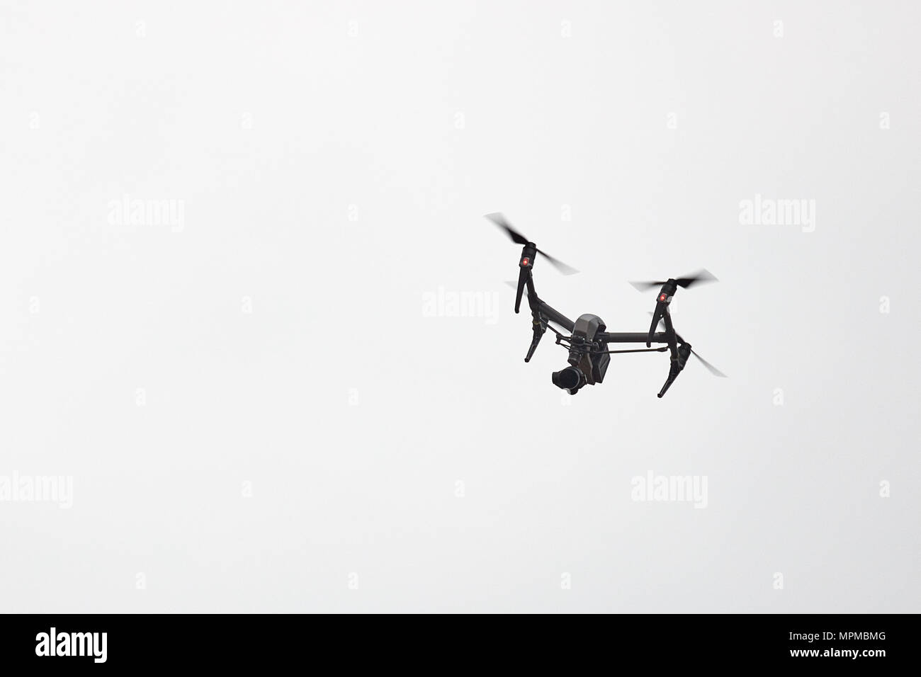 Professionelle drone Inspire 2 fliegen in den Himmel. 20.05.2018, Rostov Region, Russland Stockfoto