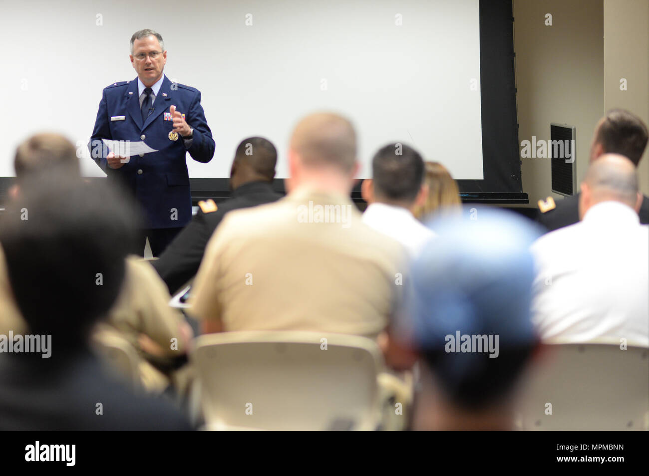 170329-N-FU 443-001 NASHVILLE (28. März 2017) US Air Force Brigadier General James Dienst, Direktor für Bildung und Ausbildung für die Verteidigung Gesundheit Agentur bei Defence Gesundheit Zentrale, spricht mit militärischen Studierende an oder Arbeiten an der Vanderbilt Universität über die Herausforderungen und Chancen, die in den medizinischen Bereichen der Streitkräfte. Mitglieder der Marine-einziehende Bezirk Nashville und aktuelle Studierende mit mehreren der ärztlichen Ausbildung Optionen der Marine waren anwesend. (U.S. Marine Foto von Mass Communication Specialist 1. Klasse Timothy Walter/Freigegeben) Stockfoto