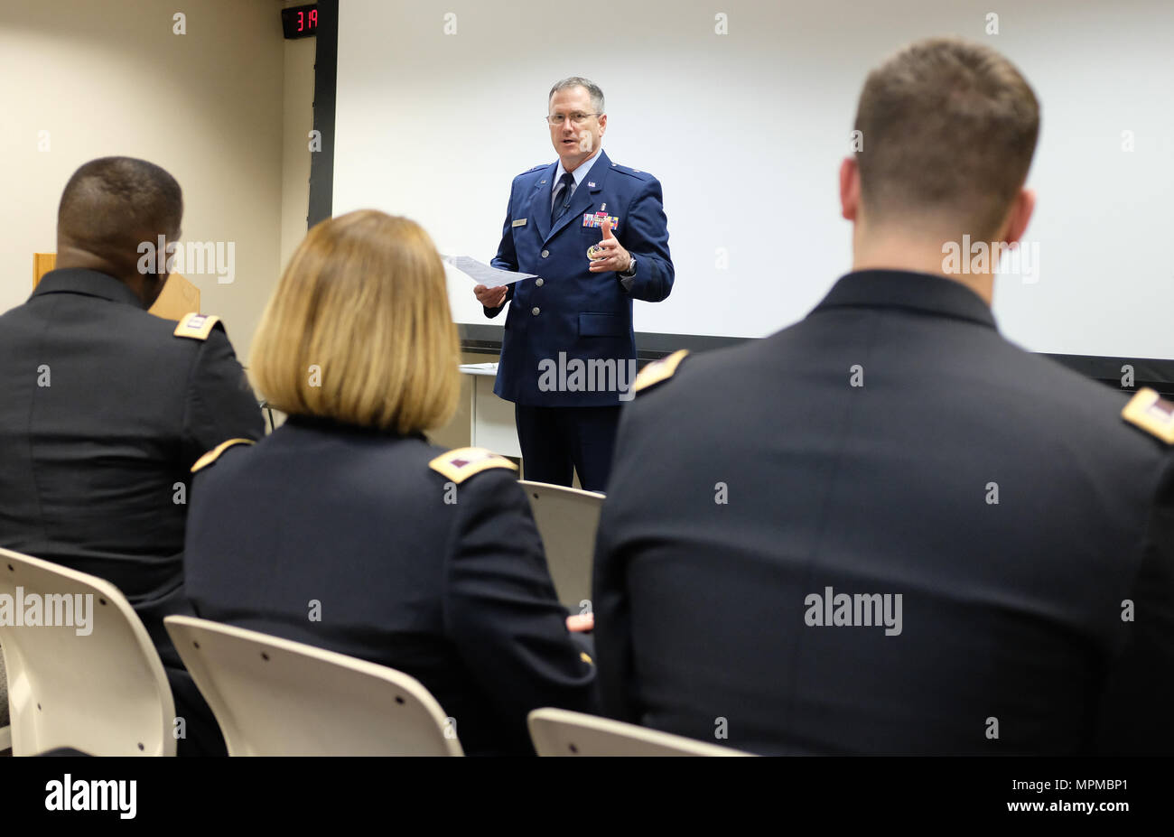 170329-N-FU 443-003 NASHVILLE (28. März 2017) US Air Force Brigadier General James Dienst, Direktor für Bildung und Ausbildung für die Verteidigung Gesundheit Agentur bei Defence Gesundheit Zentrale, spricht mit militärischen Studierende an oder Arbeiten an der Vanderbilt Universität über die Herausforderungen und Chancen, die in den medizinischen Bereichen der Streitkräfte. Mitglieder der Marine-einziehende Bezirk Nashville und aktuelle Studierende mit mehreren der ärztlichen Ausbildung Optionen der Marine waren anwesend. (U.S. Marine Foto von Mass Communication Specialist 1. Klasse Timothy Walter/Freigegeben) Stockfoto