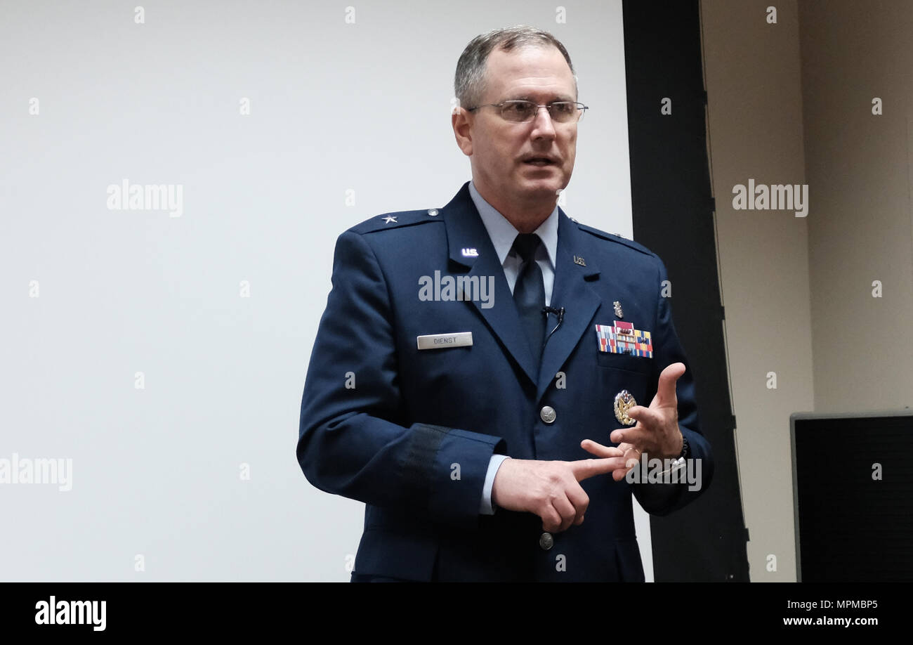 170329-N-FU 443-011 NASHVILLE (28. März 2017) US Air Force Brigadier General James Dienst, Direktor für Bildung und Ausbildung für die Verteidigung Gesundheit Agentur bei Defence Gesundheit Zentrale, spricht mit militärischen Studierende an oder Arbeiten an der Vanderbilt Universität über die Herausforderungen und Chancen, die in den medizinischen Bereichen der Streitkräfte. Mitglieder der Marine-einziehende Bezirk Nashville und aktuelle Studierende mit mehreren der ärztlichen Ausbildung Optionen der Marine waren anwesend. (U.S. Marine Foto von Mass Communication Specialist 1. Klasse Timothy Walter/Freigegeben) Stockfoto