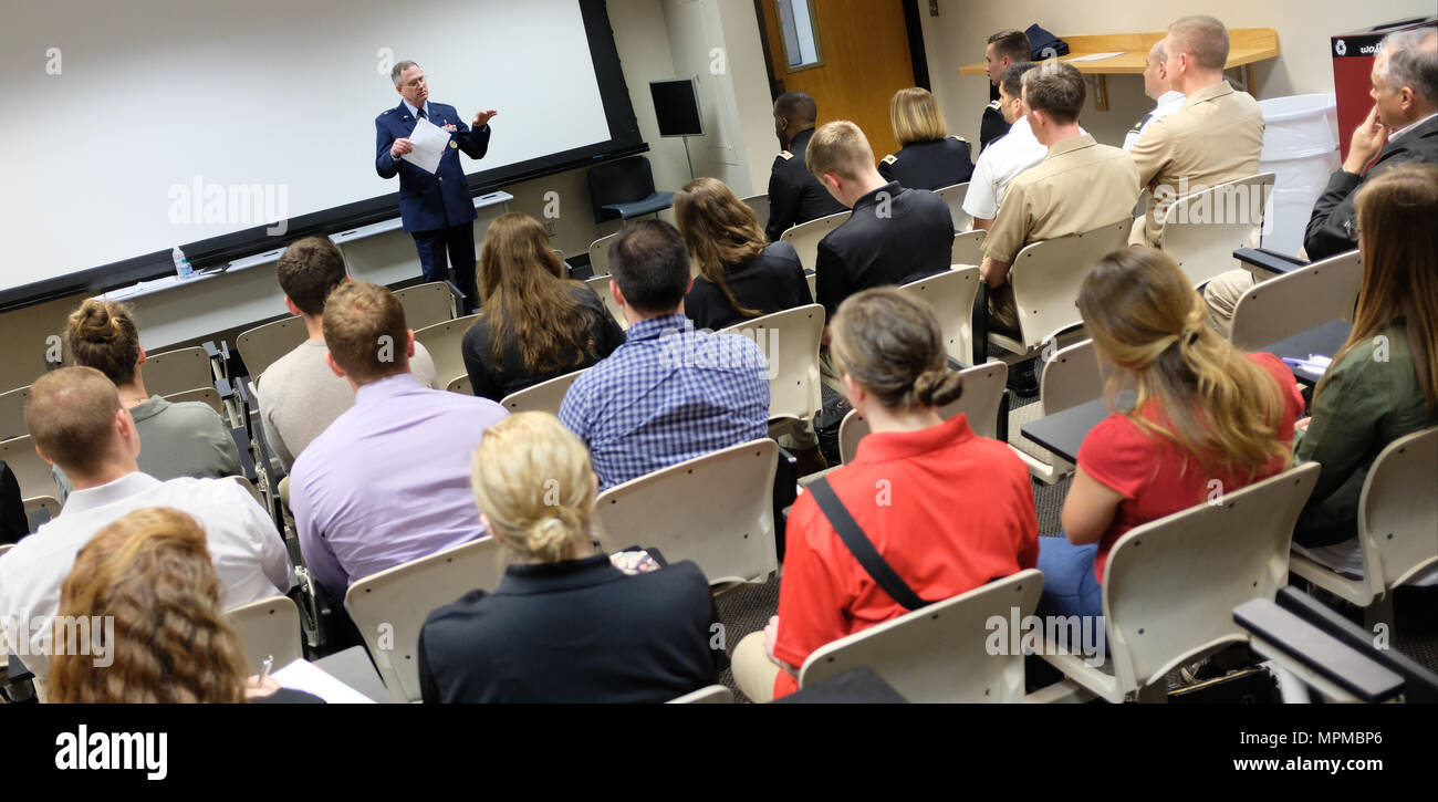 170329-N-FU 443-006 NASHVILLE (28. März 2017) US Air Force Brigadier General James Dienst, Direktor für Bildung und Ausbildung für die Verteidigung Gesundheit Agentur bei Defence Gesundheit Zentrale, spricht mit militärischen Studierende an oder Arbeiten an der Vanderbilt Universität über die Herausforderungen und Chancen, die in den medizinischen Bereichen der Streitkräfte. Mitglieder der Marine-einziehende Bezirk Nashville und aktuelle Studierende mit mehreren der ärztlichen Ausbildung Optionen der Marine waren anwesend. (U.S. Marine Foto von Mass Communication Specialist 1. Klasse Timothy Walter/Freigegeben) Stockfoto