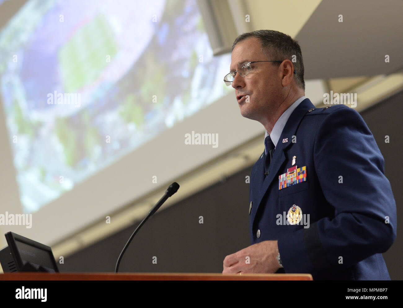 170329-N-FU 443-015 NASHVILLE (28. März 2017) US Air Force Brigadier General James Dienst, Direktor für Bildung und Ausbildung für die Verteidigung Gesundheit Agentur bei Defence Gesundheit Zentrale, spricht mit militärischen Studierende an oder Arbeiten an der Vanderbilt Universität über die Herausforderungen und Chancen, die in den medizinischen Bereichen der Streitkräfte. Mitglieder der Marine-einziehende Bezirk Nashville und aktuelle Studierende mit mehreren der ärztlichen Ausbildung Optionen der Marine waren anwesend. (U.S. Marine Foto von Mass Communication Specialist 1. Klasse Timothy Walter/Freigegeben) Stockfoto