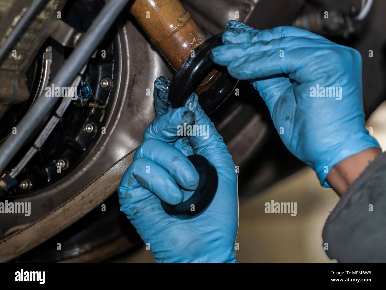 Eine Phase Handwerker mit der 5 Maintenance Squadron Orte eine Dichtung auf einen Motor Getriebe am Minot Air Force Base, N.D., 23. März 2017. Diese Betreuer garantieren Minot AFB B-52 H Stratofortresses bereit sind, jederzeit zu fliegen. (U.S. Air Force Foto/Airman 1st Class Jonathan McElderry) Stockfoto