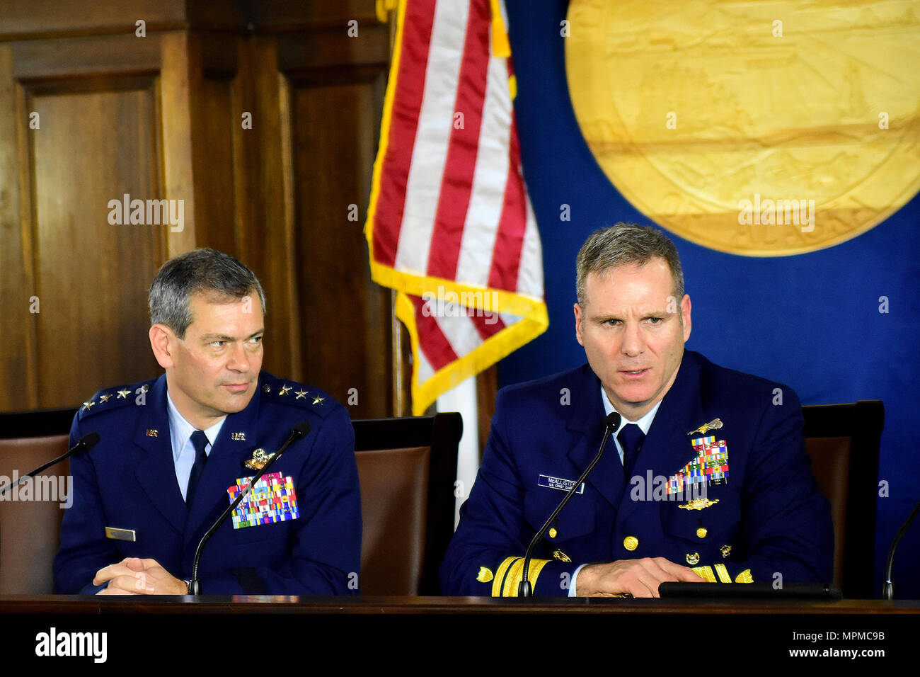 Alaska's Senior militärische Führer reisten zum State Capitol in Juneau am 23. März des Gesetzgebers gemeinsame Armed Services Committee über Streitkräfte in Alaska zu kurz. Luftwaffe Generalleutnant Kenneth Wilsbach, Kommandant der alaskischen Befehl, Alaskan North American Aerospace Defense Command Region und 11 Luftwaffe; Armee Generalmajor Bryan Owens, U.S. Army Alaska kommandierenden General; Generalmajor Laurel Hummel, der Adjutant General, Alaska National Guard und Kommissar der Alaska Abteilung der Militär- und Veterans' Angelegenheiten; und hinten Adm. Michael F. McAllister, der Kommandant der 17. U Stockfoto