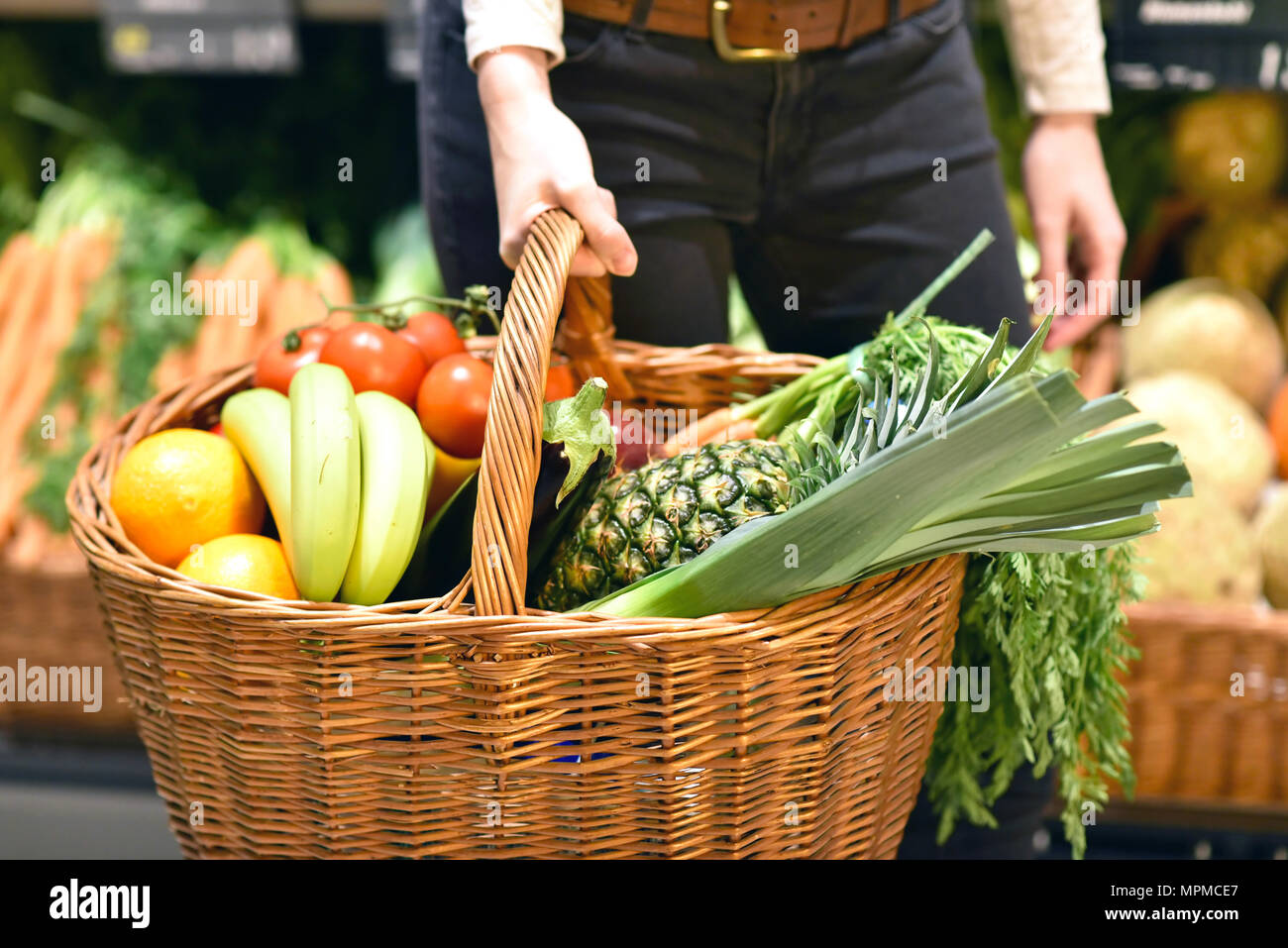 Einkaufen im Supermarkt - gefüllte Einkaufswagen mit frischem Obst und Gemüse Stockfoto