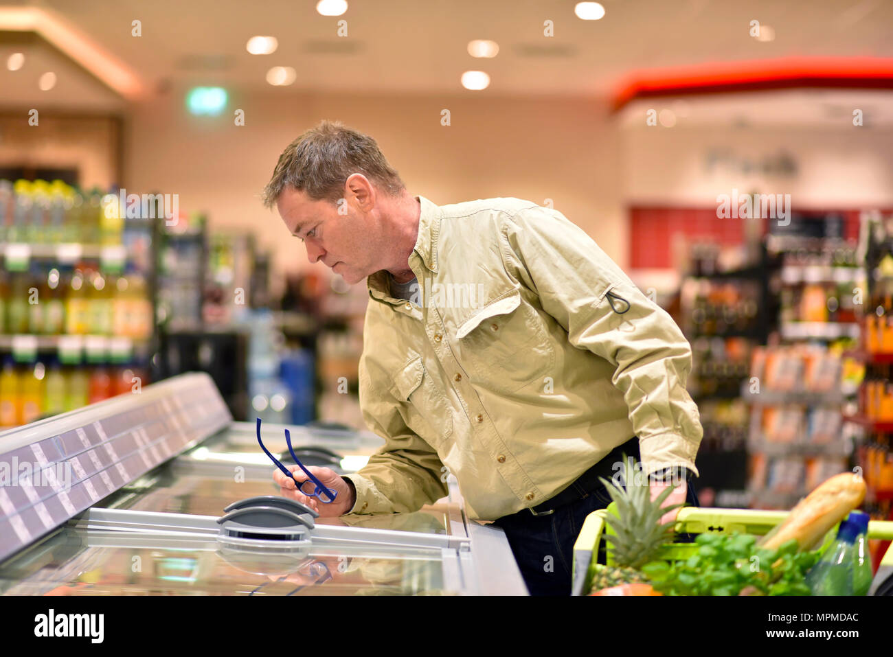 Leute Einkaufen im Supermarkt Stockfoto