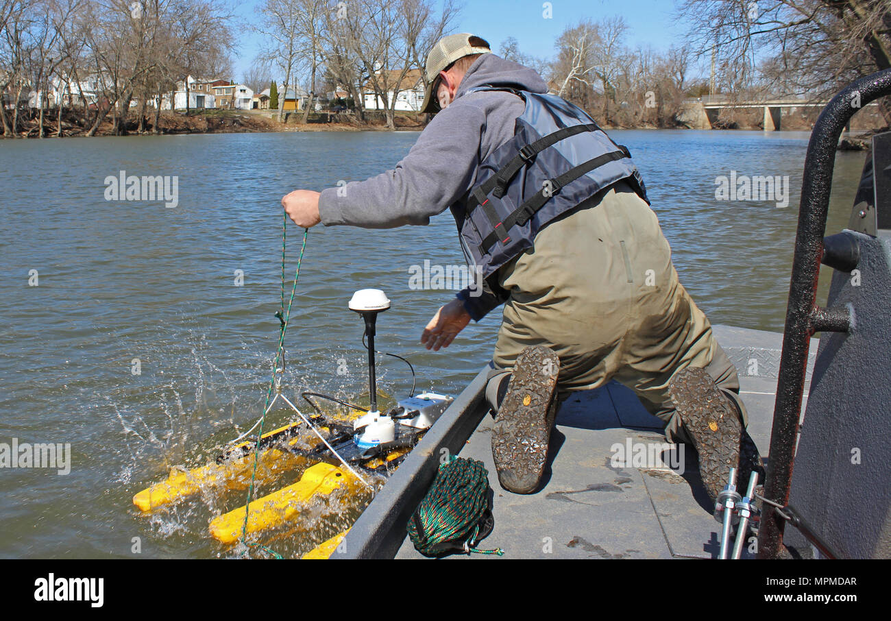 Matthäus Elsasser, Susquehanna River Basin Kommission Umwelt Techniker, Tropfen Ausrüstung auf Swatara Creek, einem Nebenfluss des Susquehanna River im Osten central Pennsylvania, 9. März 2017 Umfrage. Die Kommission arbeitet an einem Projekt mit der US-Armee Korps der Ingenieure, Baltimore, zur Verfügung zu stellen Daten und Modellierung und Kartierung Informationen an die Federal Emergency Management Agency Region III, die Ihnen helfen, FEMA ihren Hochwasserrisikokarten aktualisieren. Dieses Tool ist eigentlich ein kleines Boot, dass ein akustischer Doppler Profiler, der mit einem Sonar Strahl die Tiefe zu Th zu messen trägt Stockfoto