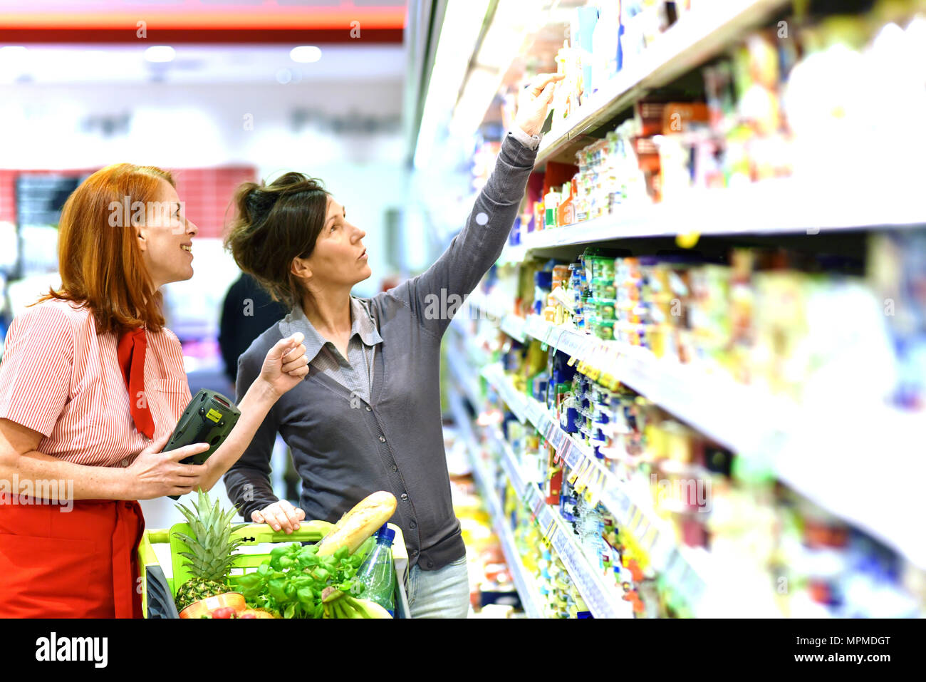 Leute Einkaufen im Supermarkt Stockfoto