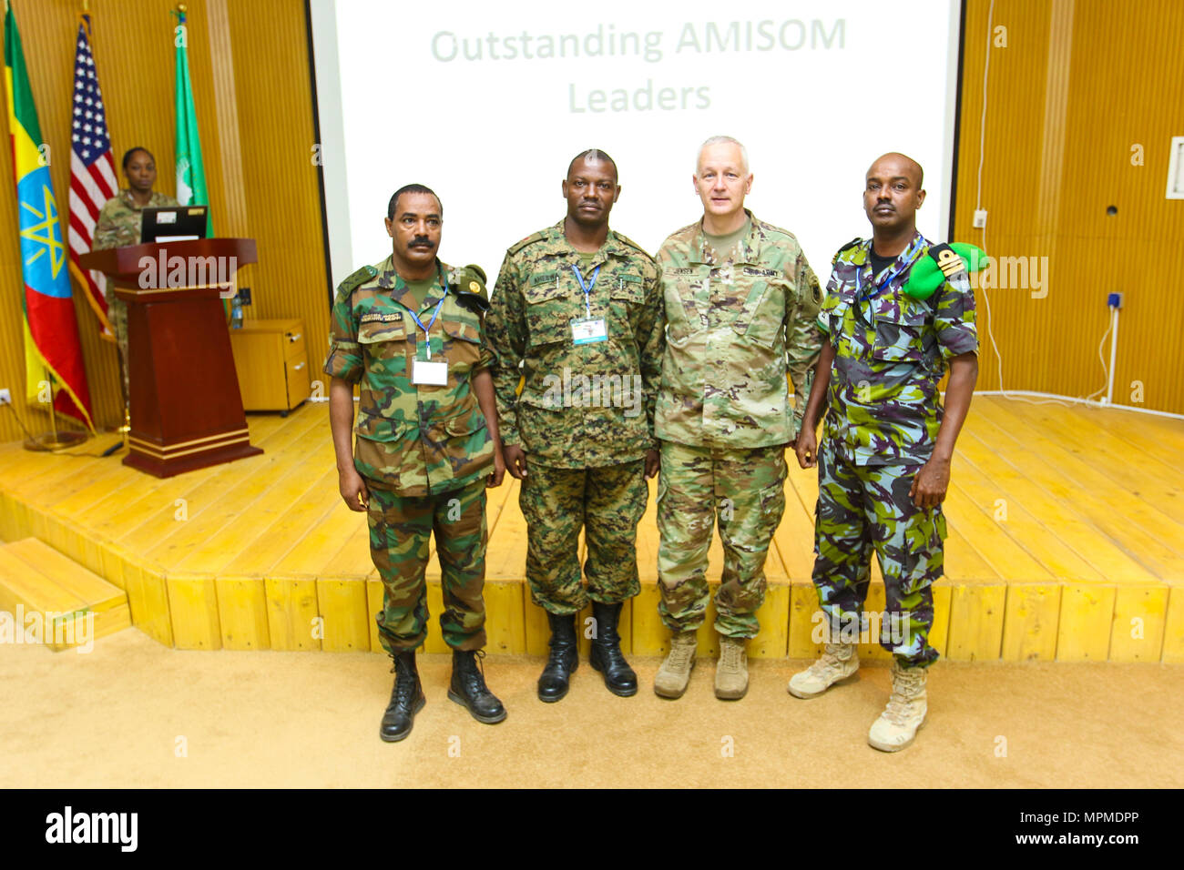 Us-Armee Afrika Stellvertretenden Kommandierenden General, Brig. Gen. Jon Jensen, steht mit multinaitonal Partner, die als "herausragende AMISOM Leaders' während der US-Armee Afrika erkannt wurden - LED-Übung gerechtfertigt Accord 17 bei den Frieden und Support Training Center in Addis Abeba, Äthiopien, 24. März 2017. Die Ausübung ist eine jährliche Kombinierte gemeinsame Ausübung auf die Zusammenführung der USA, werden die afrikanischen Partner, westlichen Partnern und internationalen Organisationen der Interoperabilität durch Zusammenarbeit für friedenserhaltende Maßnahmen im Osten Afrika Region zu fördern. (U.S. Armee Afrika Foto: Staff Sgt. Stockfoto