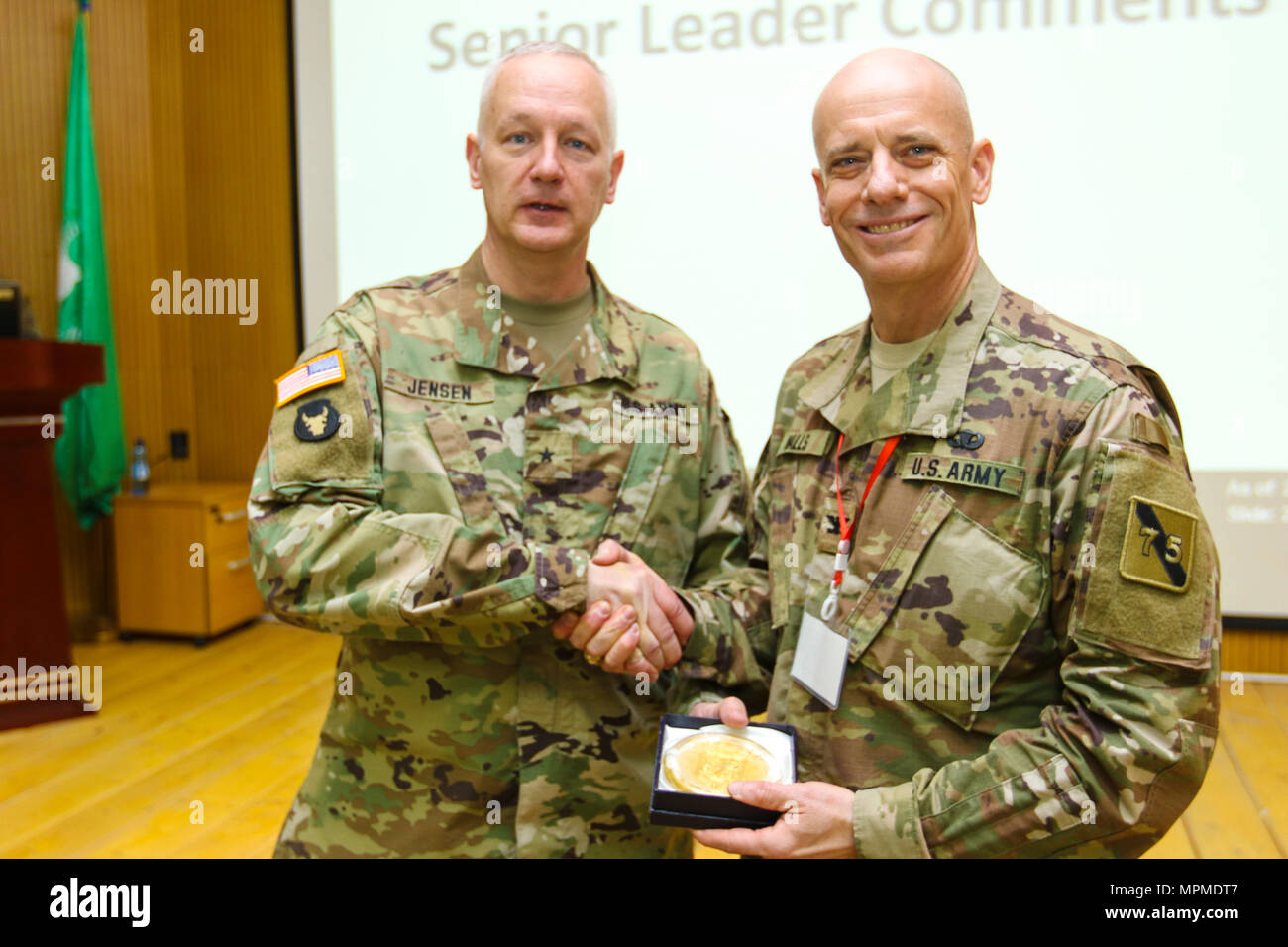 Brig. Gen. Jon Jensen, US-Armee Afrika stellvertretender Kommandant, dank der US-Army Reserve Colonel Chris Wände, Kommandant der 3. Brigade, Great Lakes Abteilung Weiterbildung, 75 Ausbildung Befehl, für seinen Beitrag zur USARAF-led-übung Justicied Accord 17, während einer Abschlussveranstaltung am Frieden und Support Training Center in Addis Abeba, Äthiopien, 24. März 2017. Die Ausübung ist eine jährliche Kombinierte gemeinsame Ausübung auf die Zusammenführung der USA, werden die afrikanischen Partner, westlichen Partnern und internationalen Organisationen der Interoperabilität durch Zusammenarbeit für friedenserhaltende Operationen in der Eas zu fördern. Stockfoto