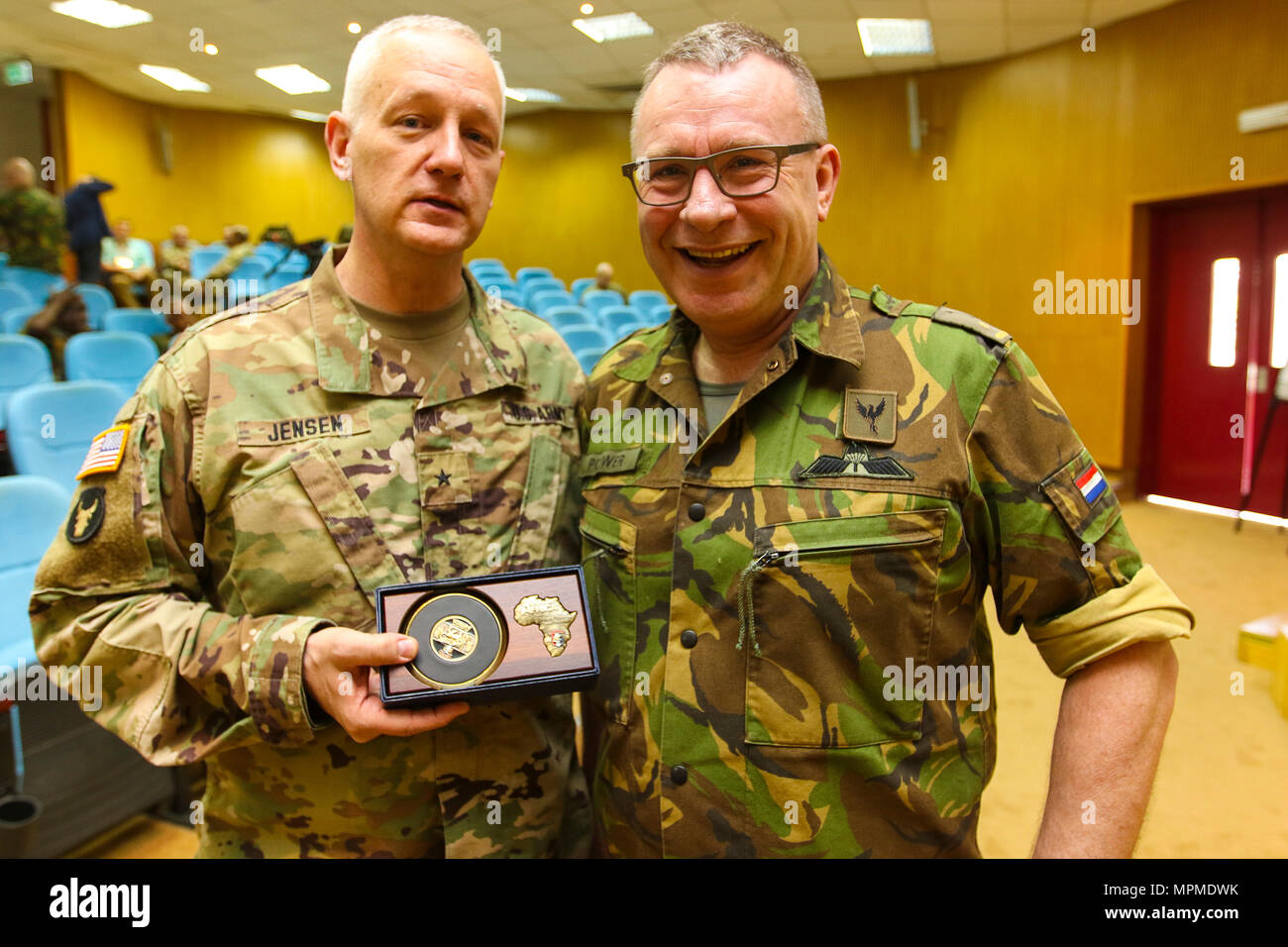 Brig. Gen. Jon Jensen, US-Armee Afrika stellvertretender Kommandant, durch die Staats- und Regierungschefs der teilnehmenden Nationen und internationale Organisationen für ihren Beitrag zur USARAF-led-übung Justicied Accord 17, während einer Abschlussveranstaltung am Frieden und Support Training Center in Addis Abeba, Äthiopien, 24. März 2017. Die Ausübung ist eine jährliche Kombinierte gemeinsame Ausübung auf die Zusammenführung der USA, werden die afrikanischen Partner, westlichen Partnern und internationalen Organisationen der Interoperabilität durch Zusammenarbeit für friedenserhaltende Maßnahmen im Osten Afrika Region zu fördern. (U.S. Armee Afrika Foto von Personal Stockfoto