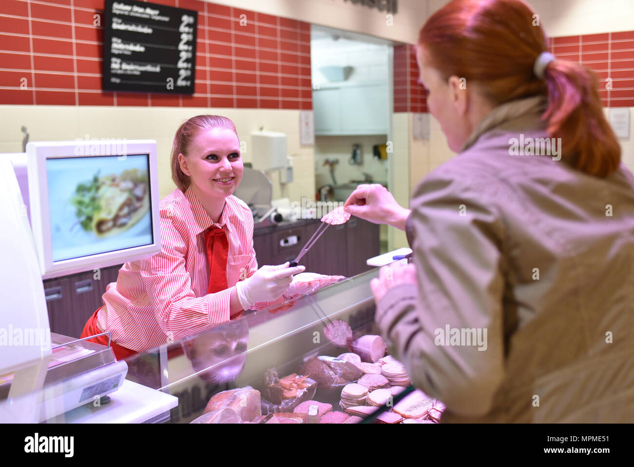Leute Einkaufen im Supermarkt Stockfoto
