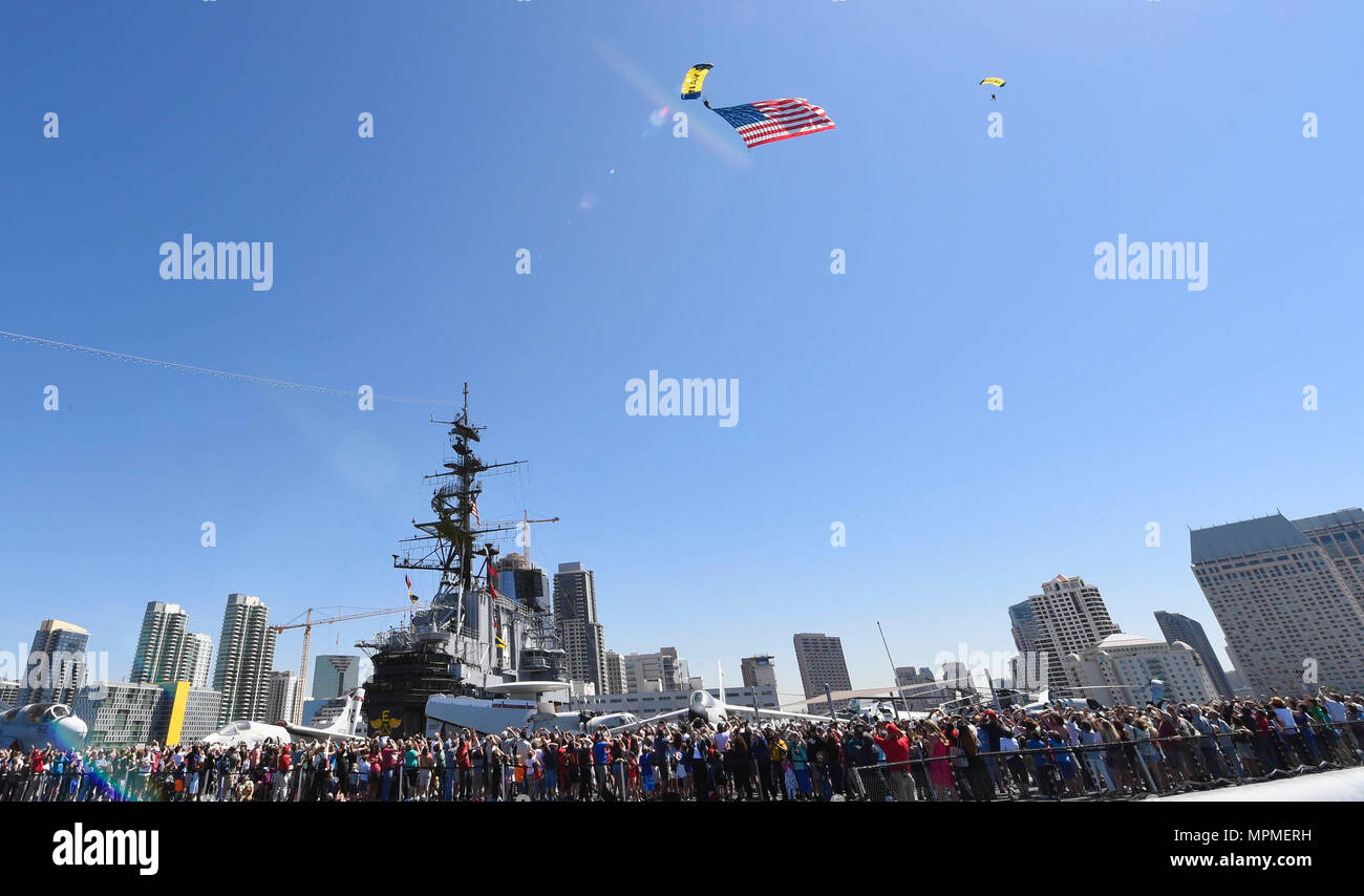 170329-N-VY 375-127 SAN DIEGO (29. März 2017) Mitglied der U.S. Navy Fallschirm Team, den Sprung Frösche, bereiten beim Fallschirmspringen Demonstration über die USS Midway Museum zu landen. Der Sprung Frösche sind in San Diego und Antenne Fallschirm Demonstrationen um die Nation zur Unterstützung der Naval Special Warfare und Navy recruiting durchführen. (U.S. Marine Foto von Mass Communication Specialist 2. Klasse Pyoung K. Yi/Freigegeben) Stockfoto