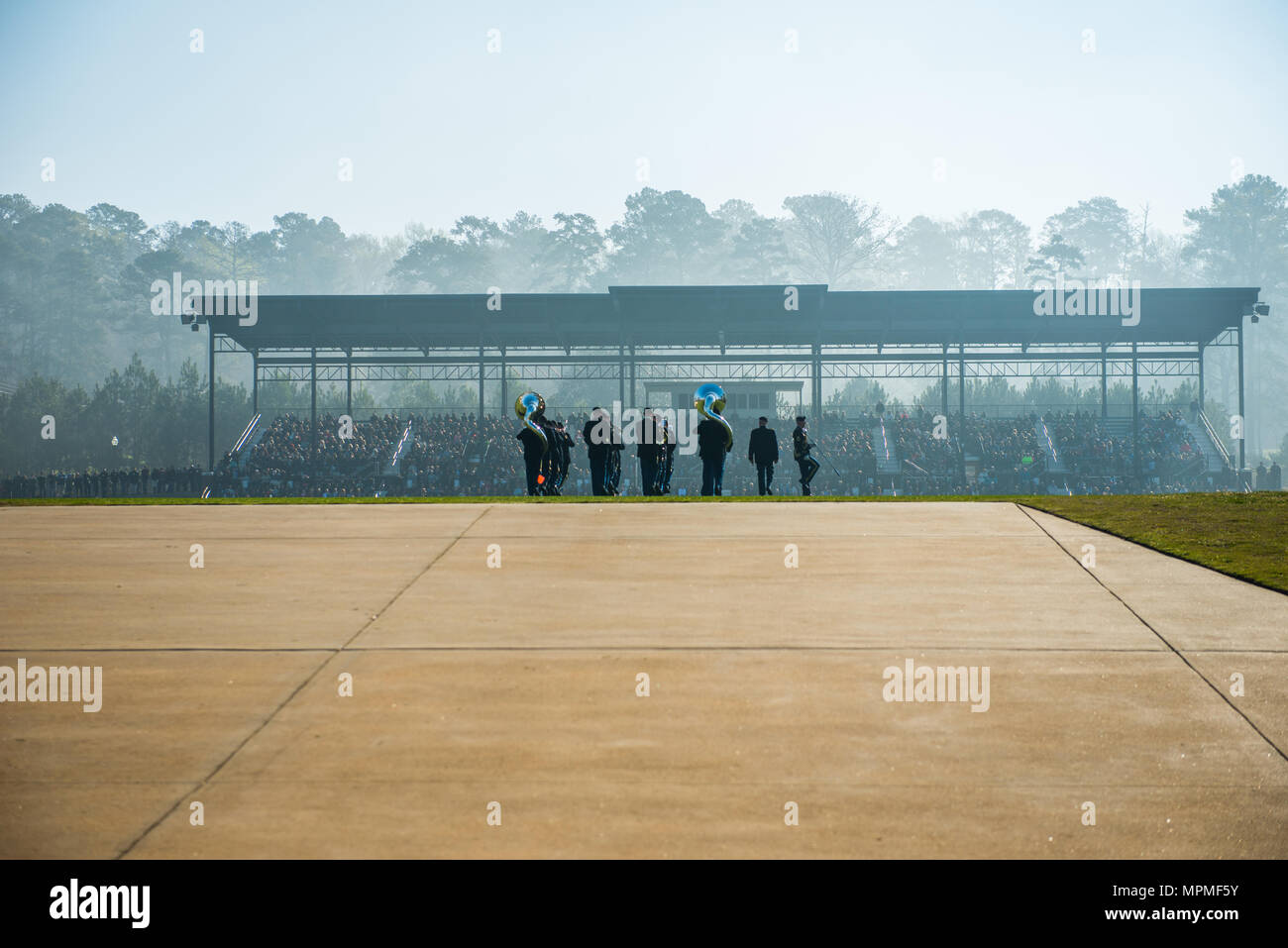 Die Maneuver Center of Excellence Band spielt in Fort Benning, Georgia, und unterhält Familie und Freunde, während Soldaten der US-Armee sich auf das Inouye Parade Field vorbereiten, um am 17. März 2017 im National Infantry Museum ihre erste Abschlussfeier zu absolvieren. Die Band bietet zeremonielle Musik, die die formelle Abschlussfeier aufwertet und gleichzeitig die militärischen Traditionen und den Eprit de Corps bewahrt. Die Zeremonie bedeutet den Abschluss der Grundausbildung und hebt die Disziplin, Einsatzbereitschaft und Einsatzbereitschaft der Soldaten hervor. Stockfoto