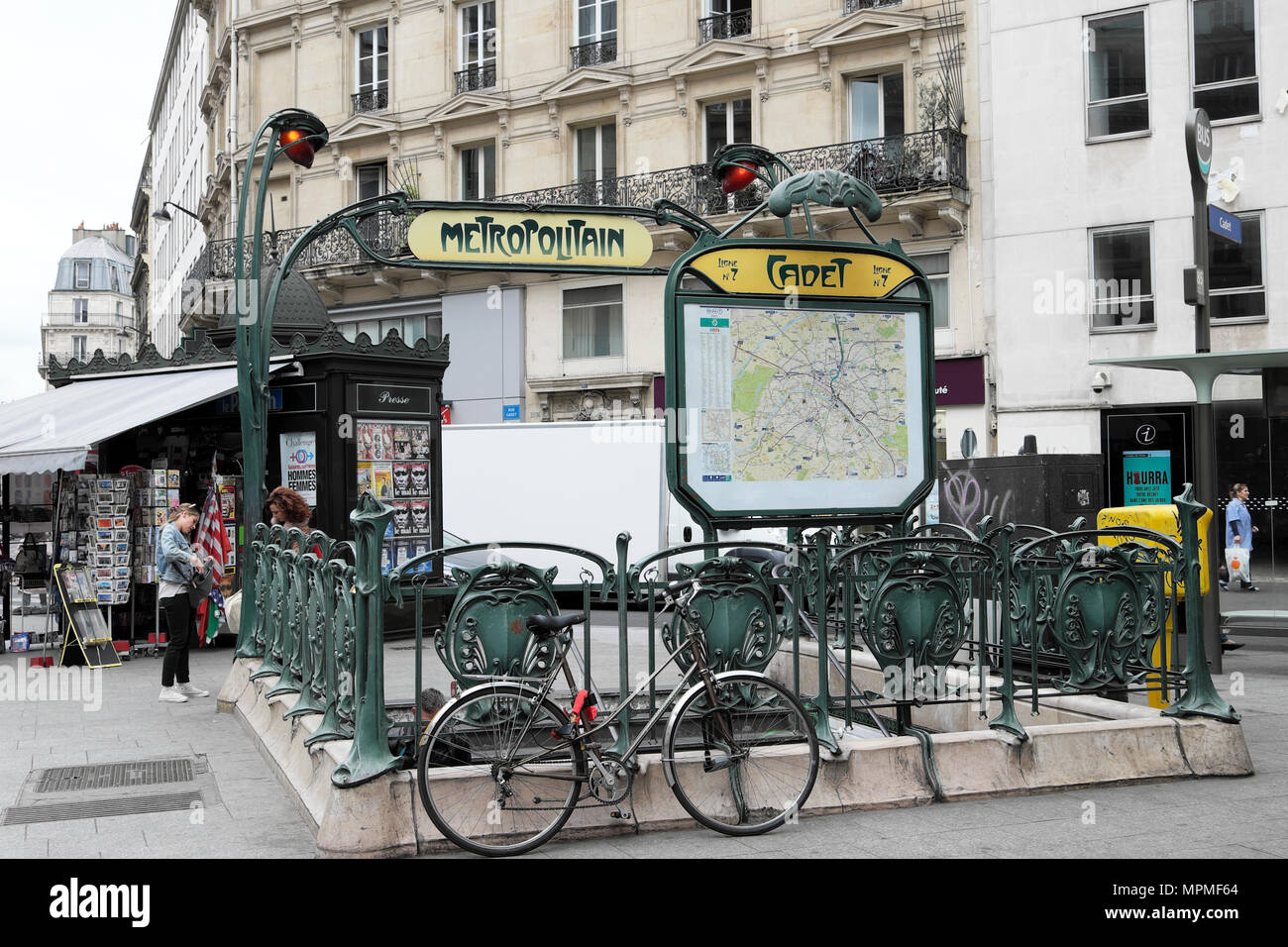 Pariser Metro Eingang außerhalb Cadet Station mit Metropolit Zeichen, Kadett unterzeichnen und Karte in Paris Frankreich Europa EU-KATHY DEWITT Stockfoto