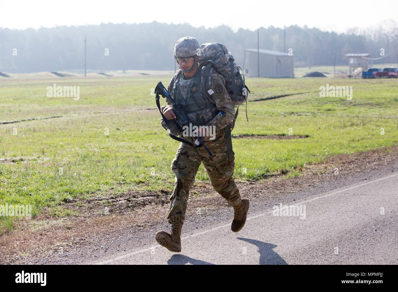 Pfc. Christopher Motz, von Fort Benning, Ga, bewegt sich zügig von der Krieger Aufgaben Lane im Stress Feuer Aufgabe während der besten Krieger Wettbewerb März 29. (U.S. Armee Foto von David E. Gillespie/freigegeben) Stockfoto