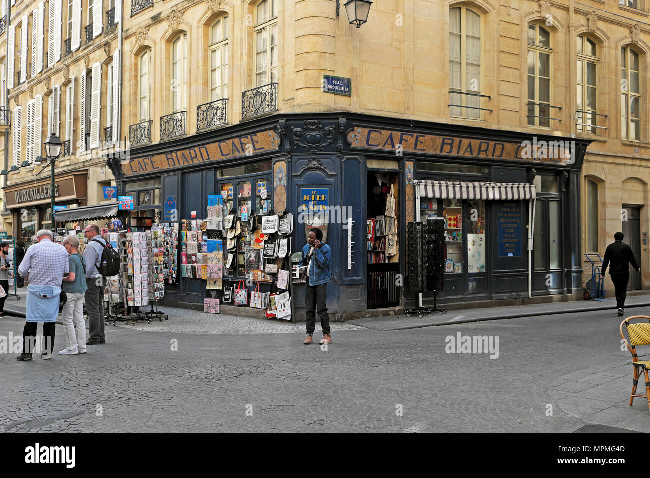 Menschen auf der Straße vor Café Biard Buchhandlung früher ein Café in der Rue Montorgueil am frühen Abend im Frühjahr Paris Frankreich Europa EU KATHY DEWITT Stockfoto