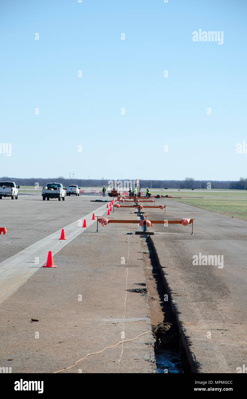 Fremdfirmen arbeiten zur Durchführung von Aktualisierungen zu den Leuchten an der Campbell Army Airfield März 10, 2017. Die Upgrades sind Teil der umfassenden Reparaturen zu Start- und Landebahnen und Rollwege am CAAF. Stockfoto