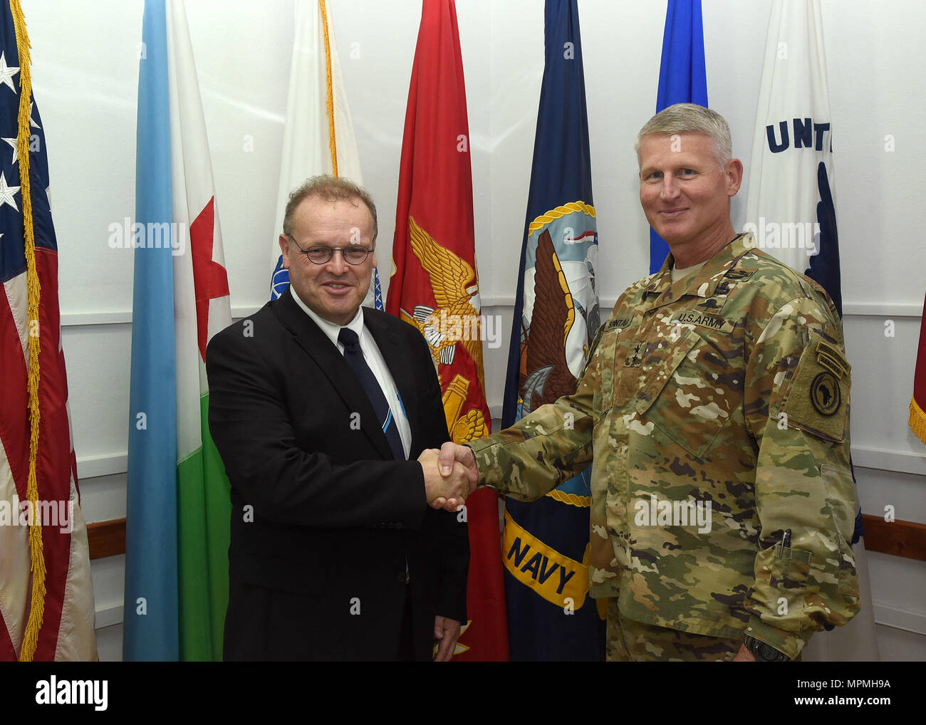 Us-Armee Generalmajor Kurt Sontag, Kommandeur der Combined Joint Task Force-Horn von Afrika (CJTF-HOA), und Dr. Volker Berresheim, Botschafter, deutsche Botschaft in Dschibuti, Lächeln für ein Foto bei einem Besuch, 31. März 2017, am Lager Lemonnier, Djibouti. Die Konferenz eingebunden werde Diskussionen die Zusammenarbeit der CJTF-HOA und die Deutschen im Horn von Afrika, Koalition Partnerschaft und gemeinsame Interessen. (U.S. Air National Guard Foto: Staff Sgt. Penny Snoozy) Stockfoto