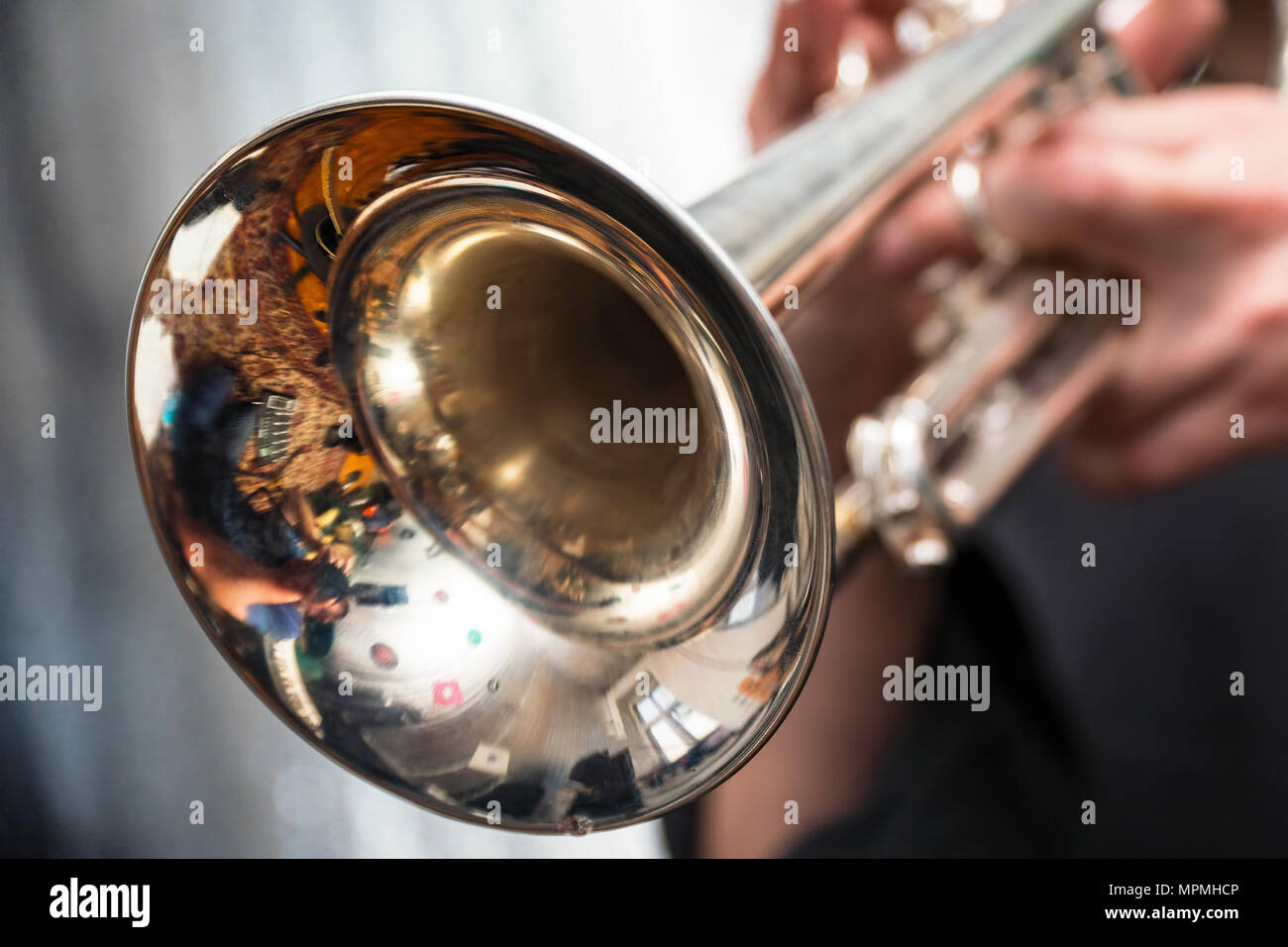 Der Trompeter spielt auf einem silbernen Trompete. Trompeter Stockfoto