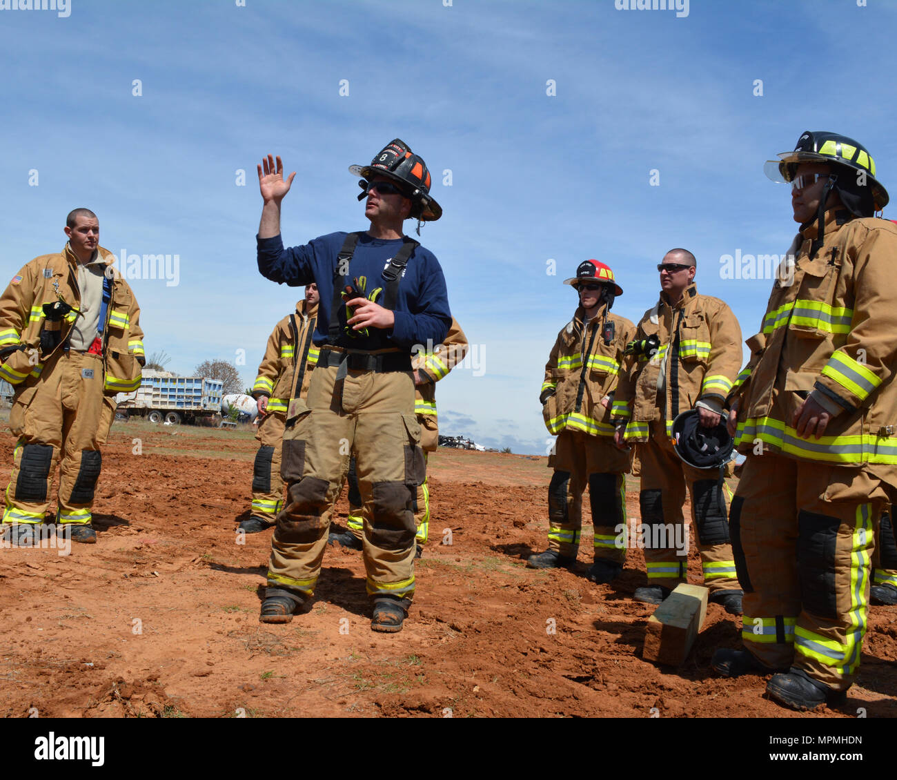 Lt. Steve Lange mit dem Oklahoma City Feuerwehr und ein Ausbilder an der östlichen Oklahoma County Technology Center in Choctaw, Okla. feuerwehrmänner Anweisen von der 507th Bauingenieur Squadron während eines schweren aus verunfallten Fahrzeugen Übung zum 31. März 2017. Der Zweck der Übung ist es, die Feuerwehr zur Rettung aus Fahrzeugen wie Up-Armored Humvees oder Mine-Resistant Hinterhalt geschützte Fahrzeuge zu trainieren. (U.S. Air Force Foto/Master Sgt. Grady Epperly) Stockfoto