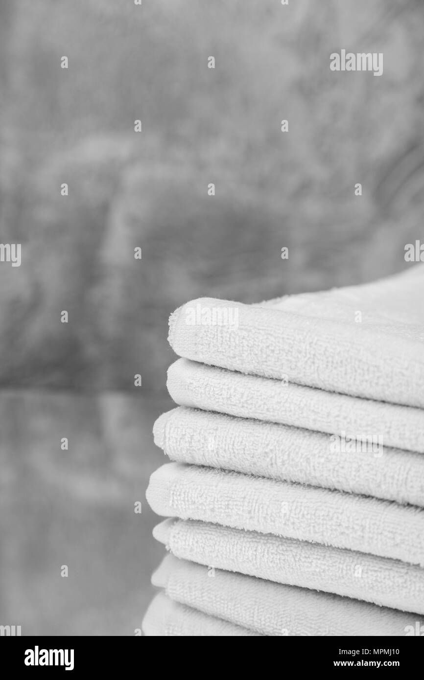 Stapel der weiße Handtücher Stockfoto