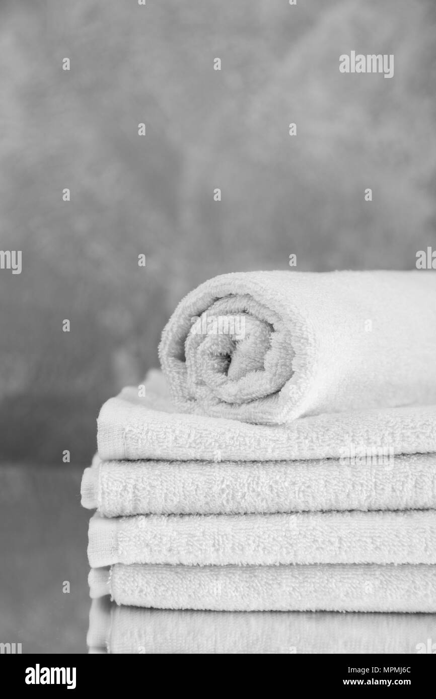 Stapel der weiße Handtücher Stockfoto