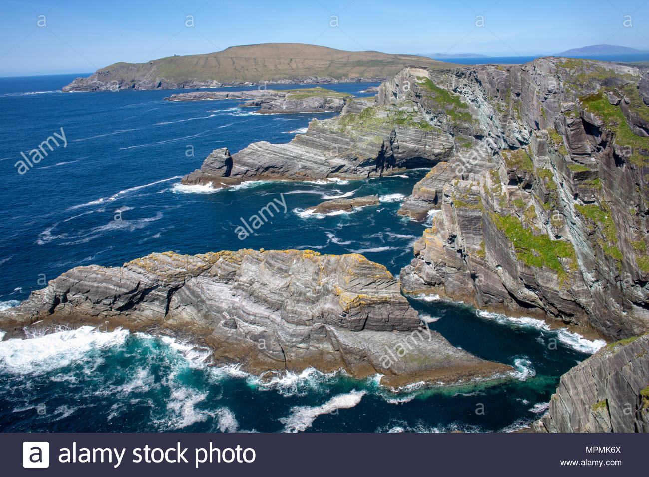 Schönen Klippen entlang der Küste von Kerry im Südwesten Irlands an einem sonnigen Tag im Mai Stockfoto